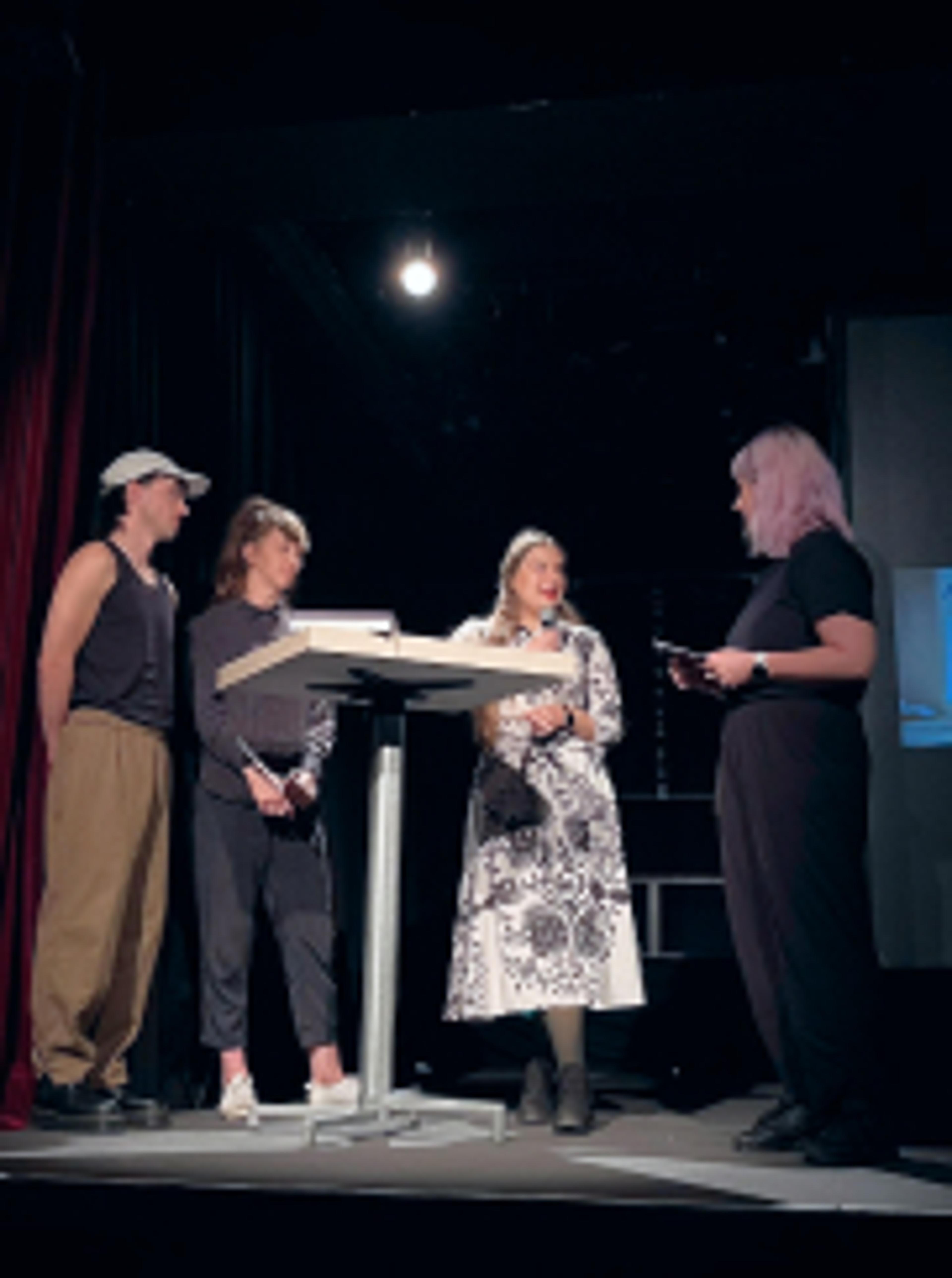 Natali Kalpakova mit der Studiengangsleiterin Birgit Bachler des Studiengangs Informationsdesign auf der Bühne der FH Joanneum - Natali präsentiert ihre Bachelor Arbeit "Lorato - Die Schokoladenrevolution" und spricht über die Gründung der Unerwartet Branding und Design Agentur am Abend der Alumni Night in Graz, 2024. Eine Initiative des Studiengangs Informationsdesign, FH Joanneum, Graz. Österreich.