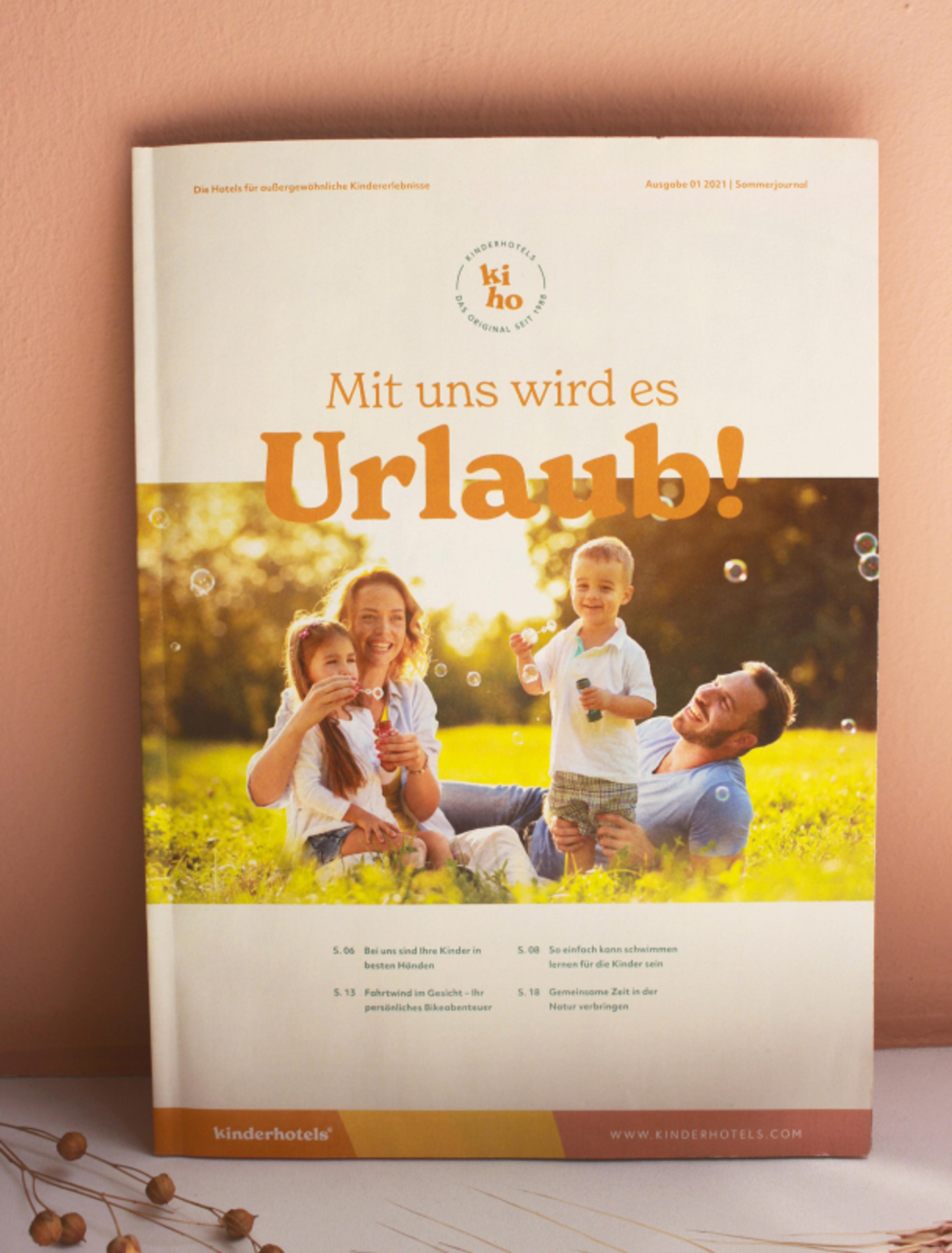 Die Titelseite der Sommerbroschüre kombiniert fröhliche Farben und ein einladendes Familienmotiv, um die Marke Kinderhotels sympathisch und modern zu präsentieren, gestaltet von Unerwartet Design und Zeitgeist.