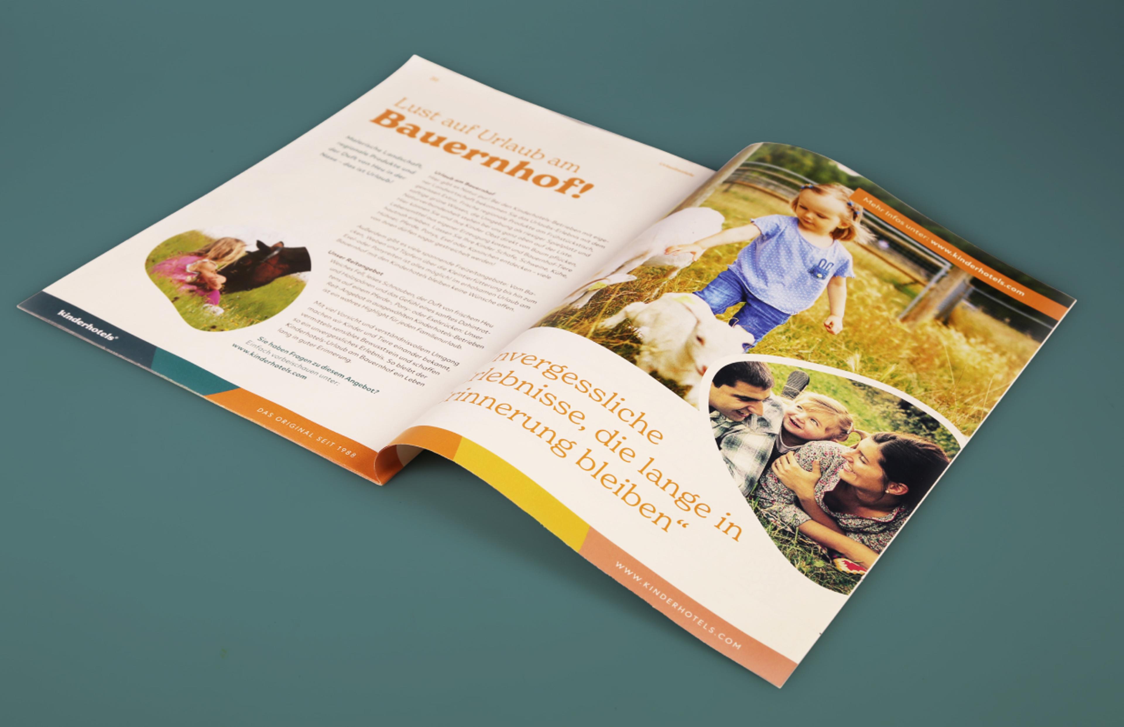 Detailaufnahme der Informationsseite über Abenteuer am Bauernhof, die mit lebhaften Farben und spielerischen Texten gestaltet wurde. Detailseite der Kinderhotels Sommerbroschüre, gestaltet von Unerwartet Design und Zeitgeist, mit Fokus auf Abenteuer am Bauernhof.