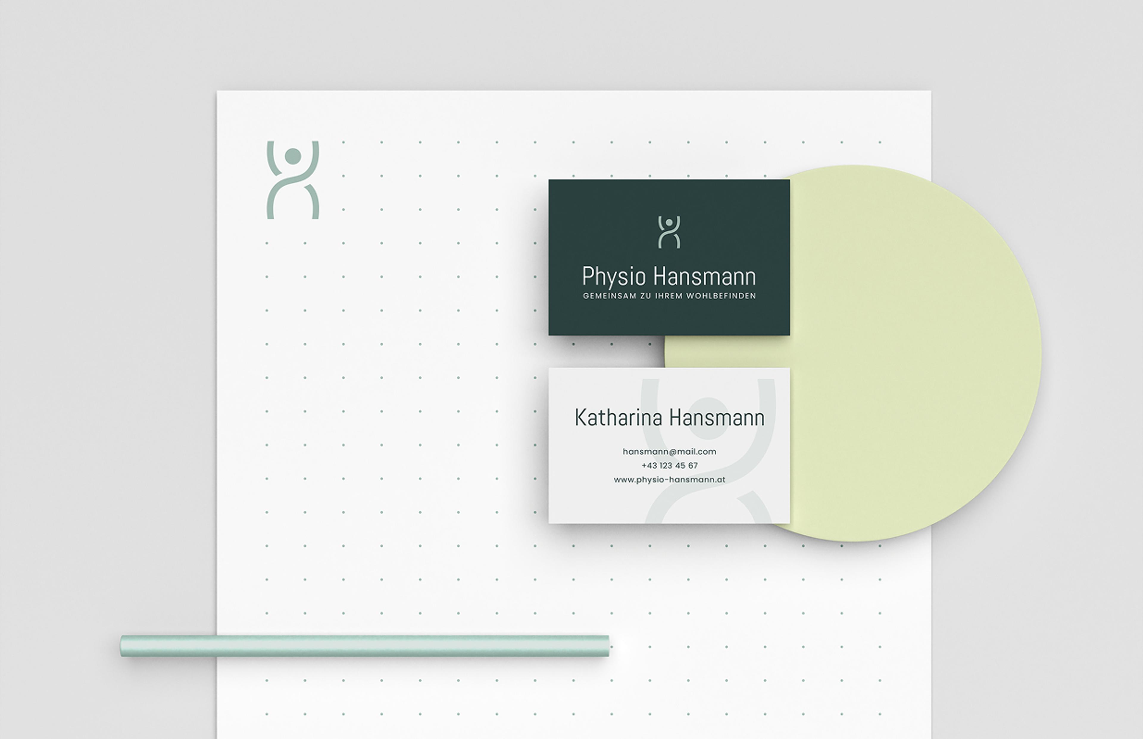  Branding-Set mit Visitenkarten, Logo und Schreibwaren für Physio Hansmann. Das durchdachte Design kombiniert sanfte Grüntöne mit geometrischer Klarheit und sorgt für ein hochwertiges, zeitloses Erscheinungsbild. Die Typografie vermittelt Stabilität, während das Logo Bewegung und Menschlichkeit unterstreicht.