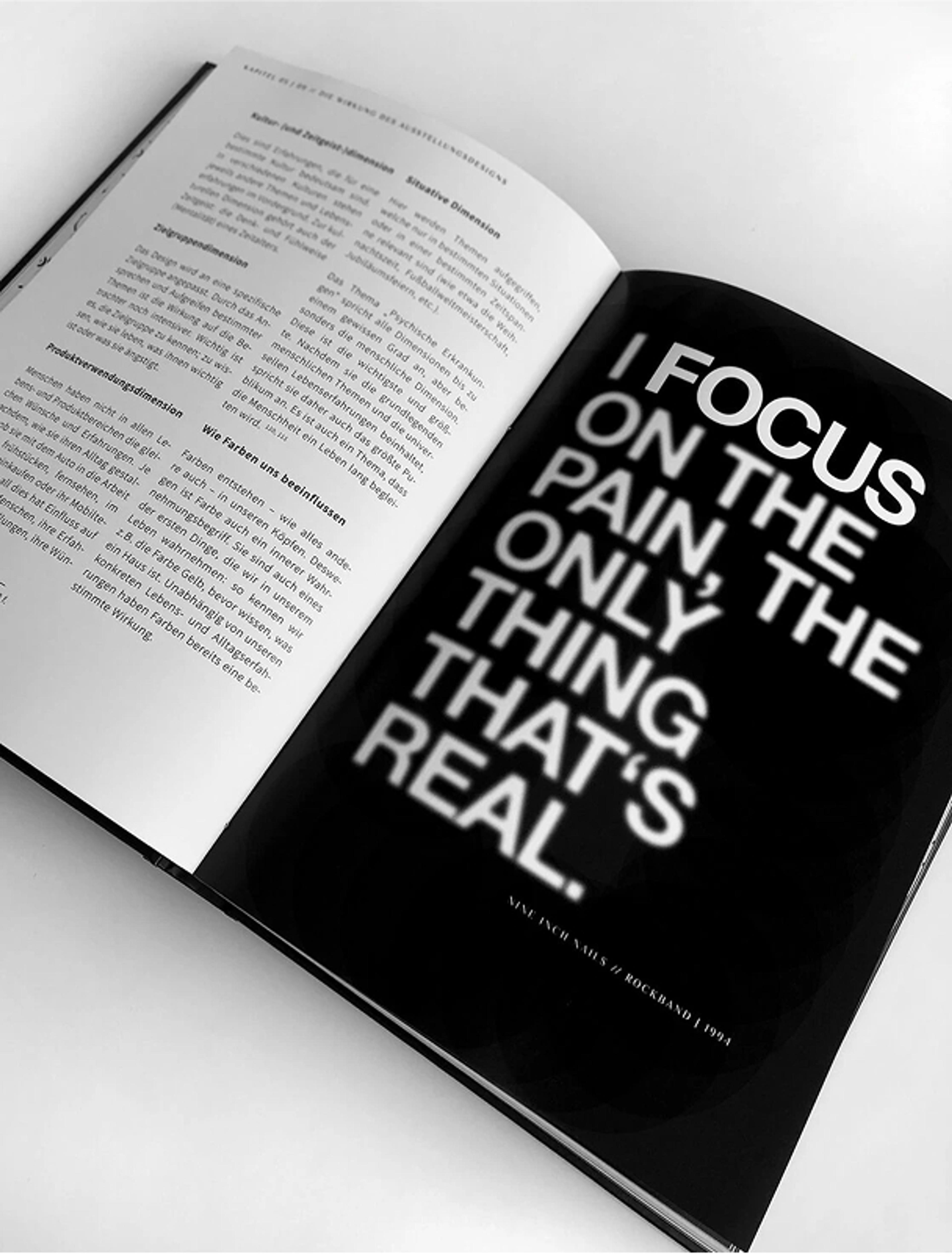 Aufgeschlagenes Buch mit kontrastreicher Typografie: „I focus on the pain, the only thing that’s real.“ Ein Design von Beatrice Siegl, das psychische Erkrankungen eindringlich thematisiert.