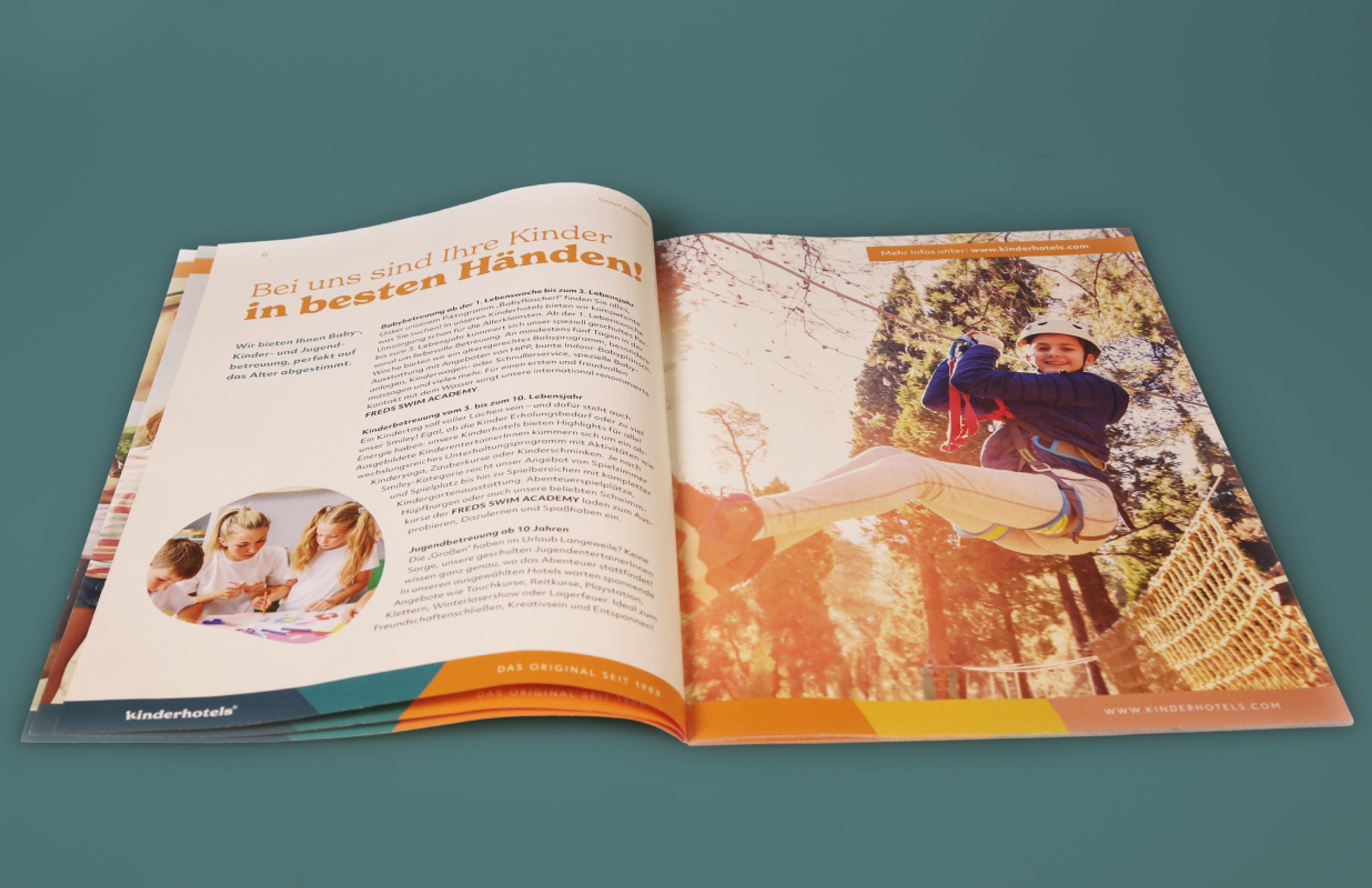 Übersicht der Kinderhotels Sommerbroschüre, gestaltet von Unerwartet Design und Zeitgeist, mit Fokus auf familienfreundliches Design.