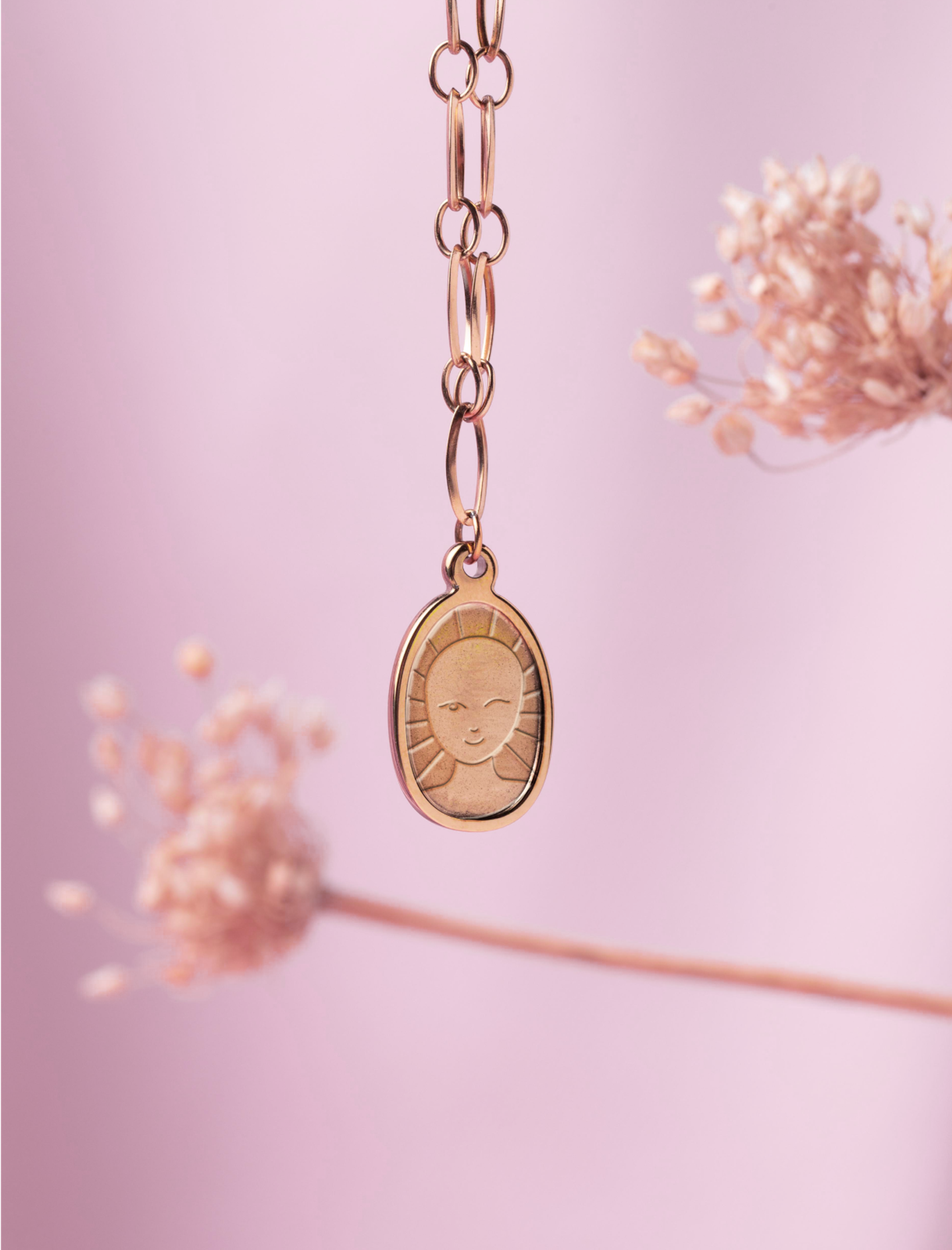 Hochwertiger Anhänger mit dem Zauberfrauen-Logo in goldener Ausführung, designed von Unerwartet Design.