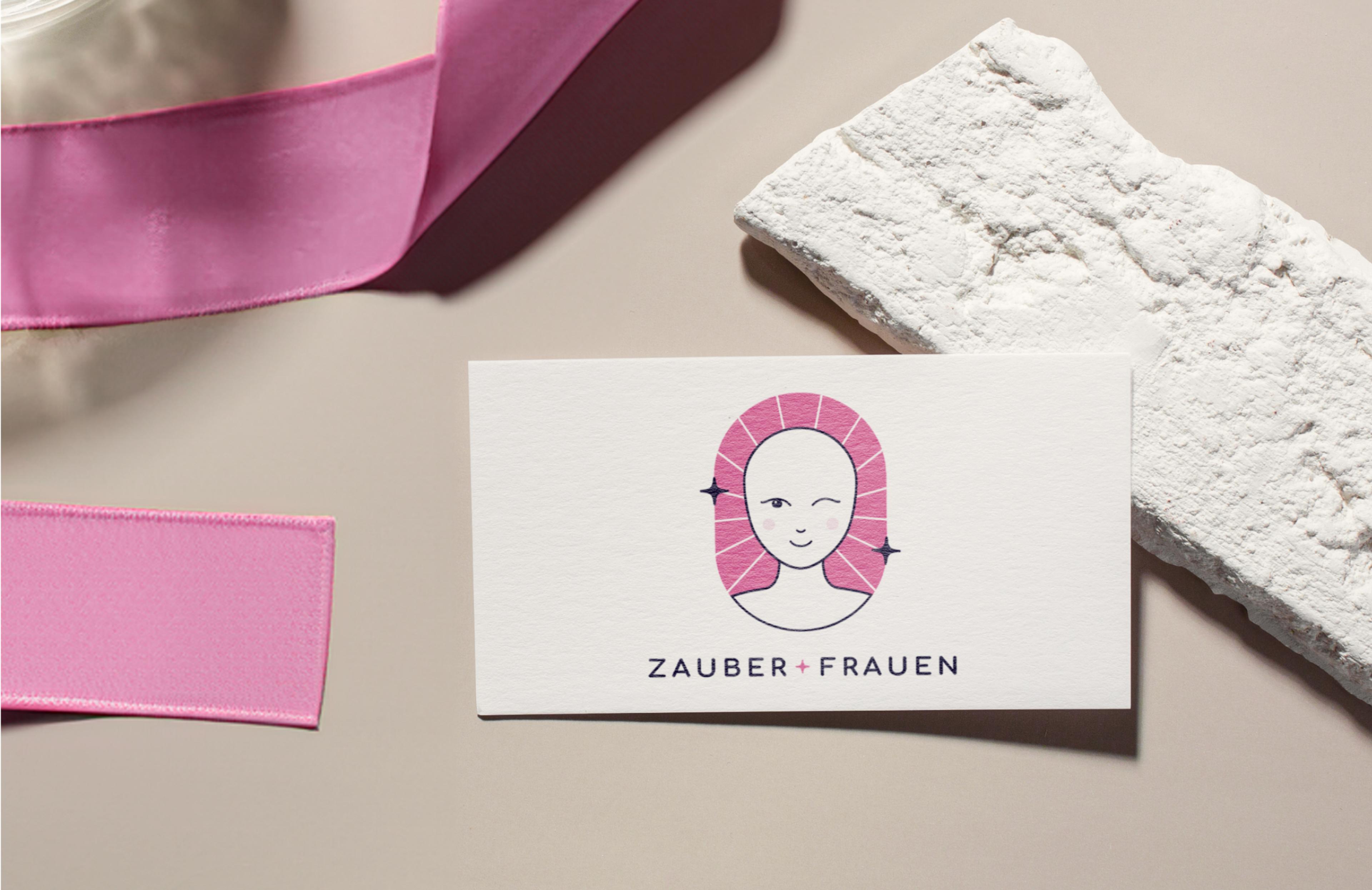 Stilvolle Zauberfrauen-Visitenkarte mit Satinband in Rosa, ein elegantes Branding-Detail von Unerwartet Design.