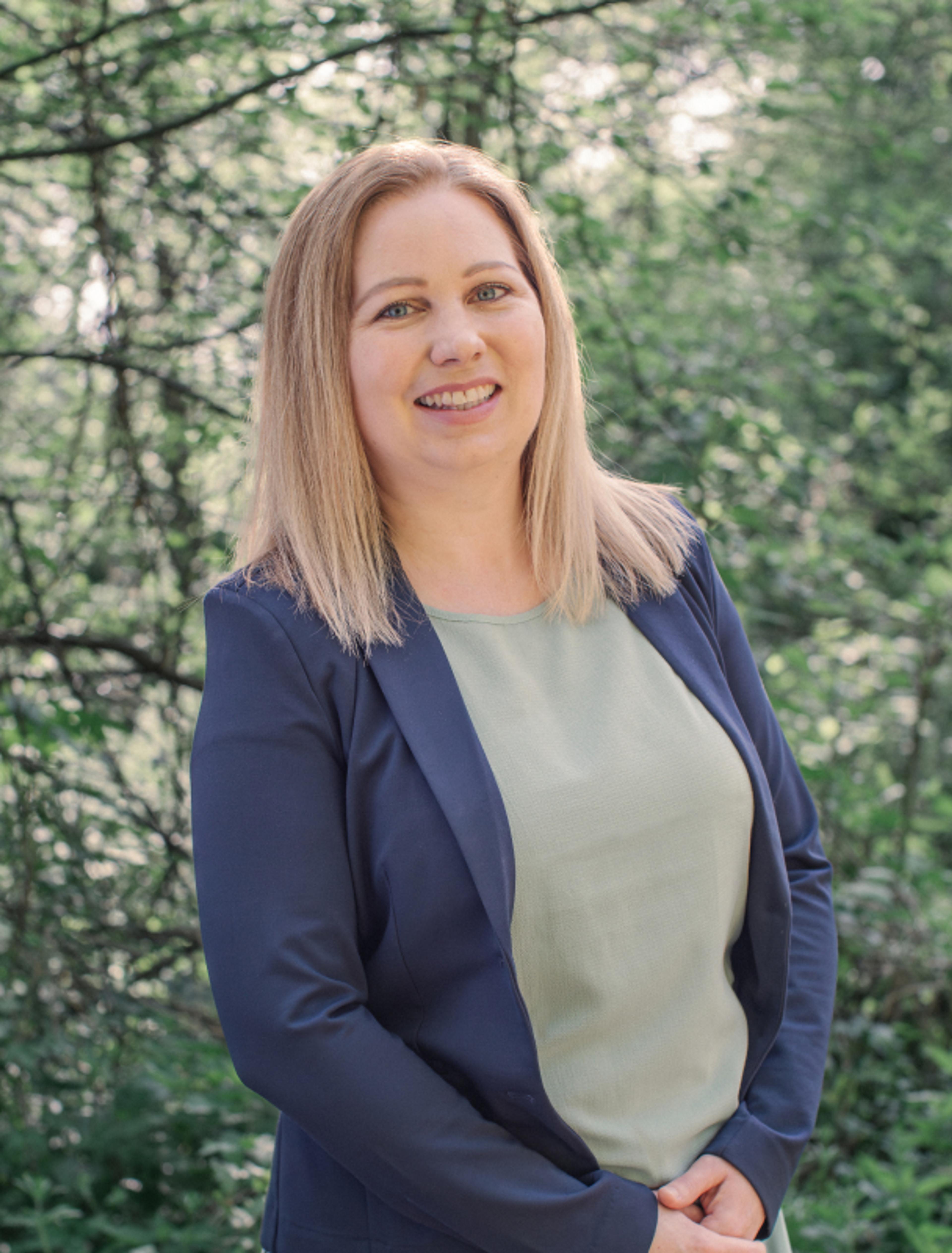 Portrait von Dr. Gerhild Weiß in Graz, mit harmonischen Farben und einem natürlichen Hintergrund, gestaltet von Ijob Brandstätter, abgestimmt mit Unerwartet Design.