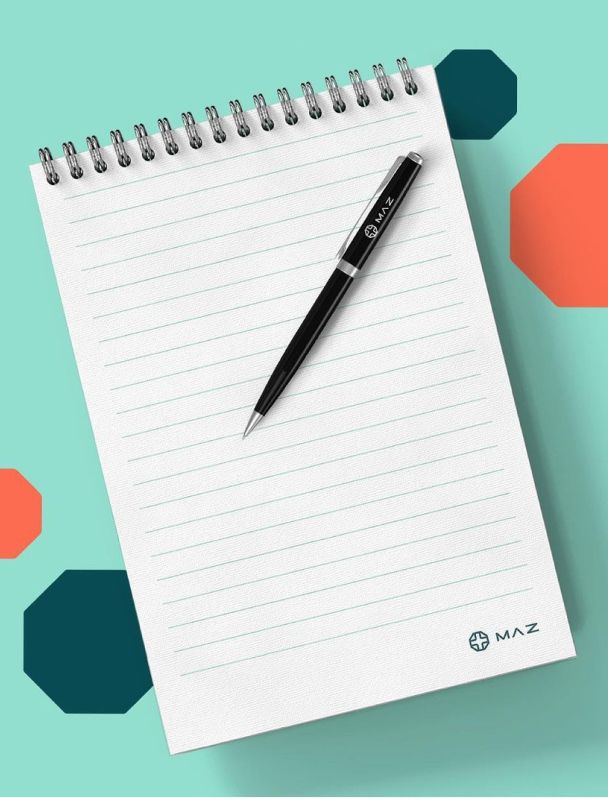 Notizblock und Stift mit dem MAZ-Logo, auf pastellgrünem Hintergrund mit geometrischen Akzenten. Corporate Branding für medizinische Bildung.