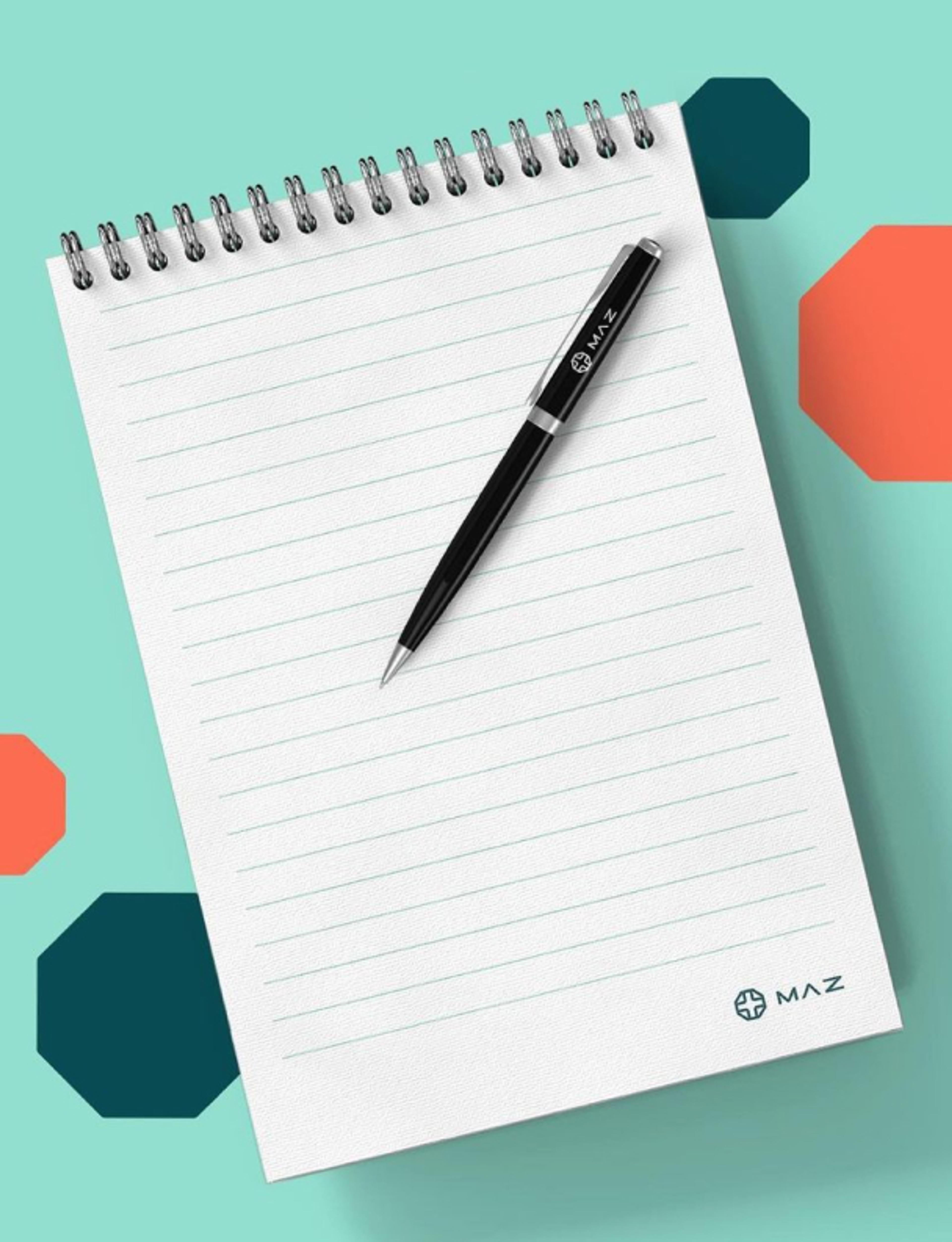 Notizblock und Stift mit dem MAZ-Logo, auf pastellgrünem Hintergrund mit geometrischen Akzenten. Corporate Branding für medizinische Bildung.