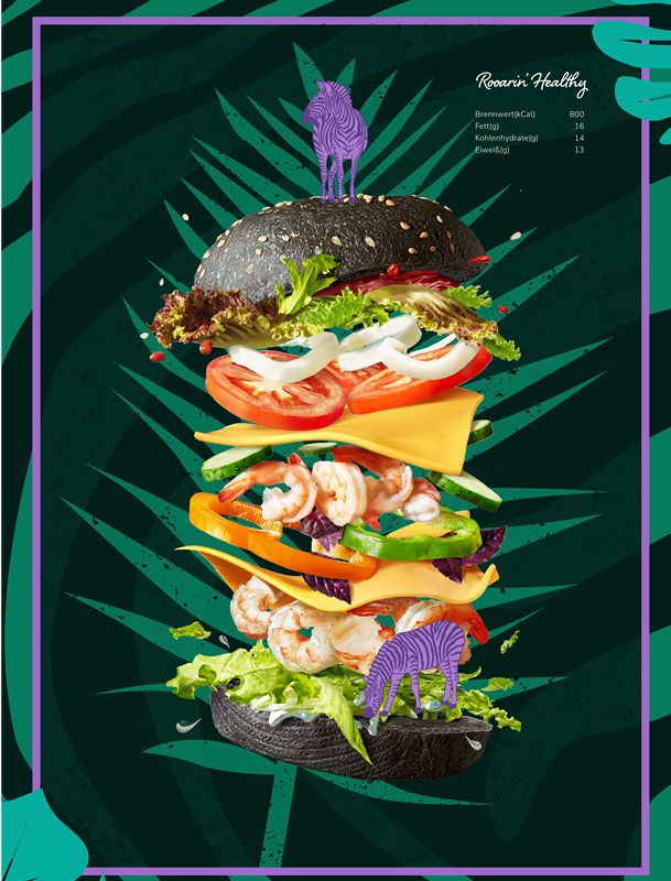 Ein kunstvoll inszenierter Burger mit schwarzem Bun, Garnelen, Gemüse und Käse, schwebend vor tropischem Hintergrund mit violettem Zebra-Motiv.