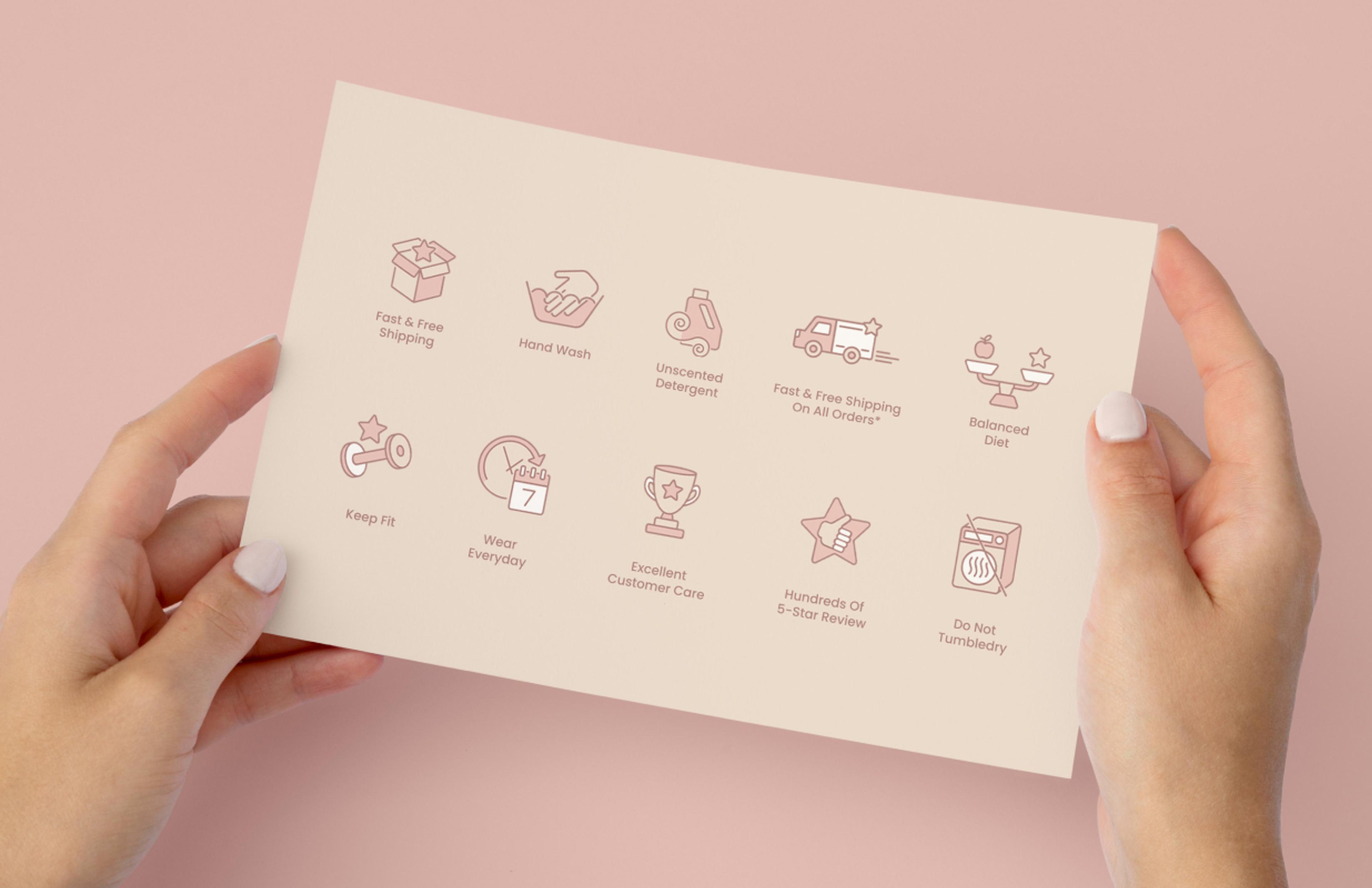 Produktkarte mit Icons für Wonder Waist – Eine elegante Karte mit Symbolen in warmen Brauntönen zeigt Informationen zu Versand, Pflegehinweisen und Kundenbewertungen. Zwei Hände halten die Karte vor einem roséfarbenen Hintergrund.