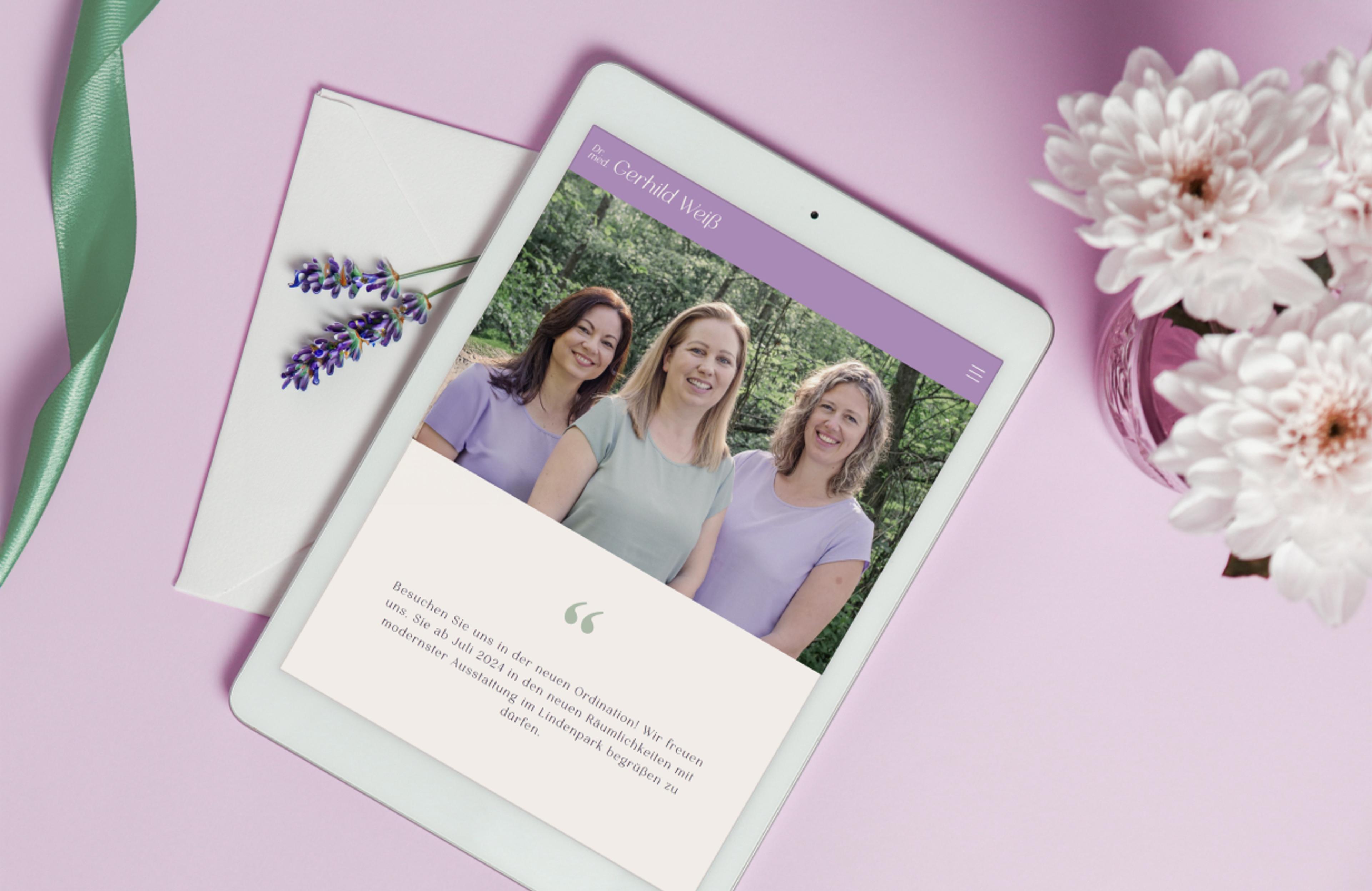 Tablet mit geöffneter Website von Dr. med. Gerhild Weiß, Gynäkologie und Geburtshilfe, in sanften Flieder- und Salbeigrün-Tönen gestaltet.