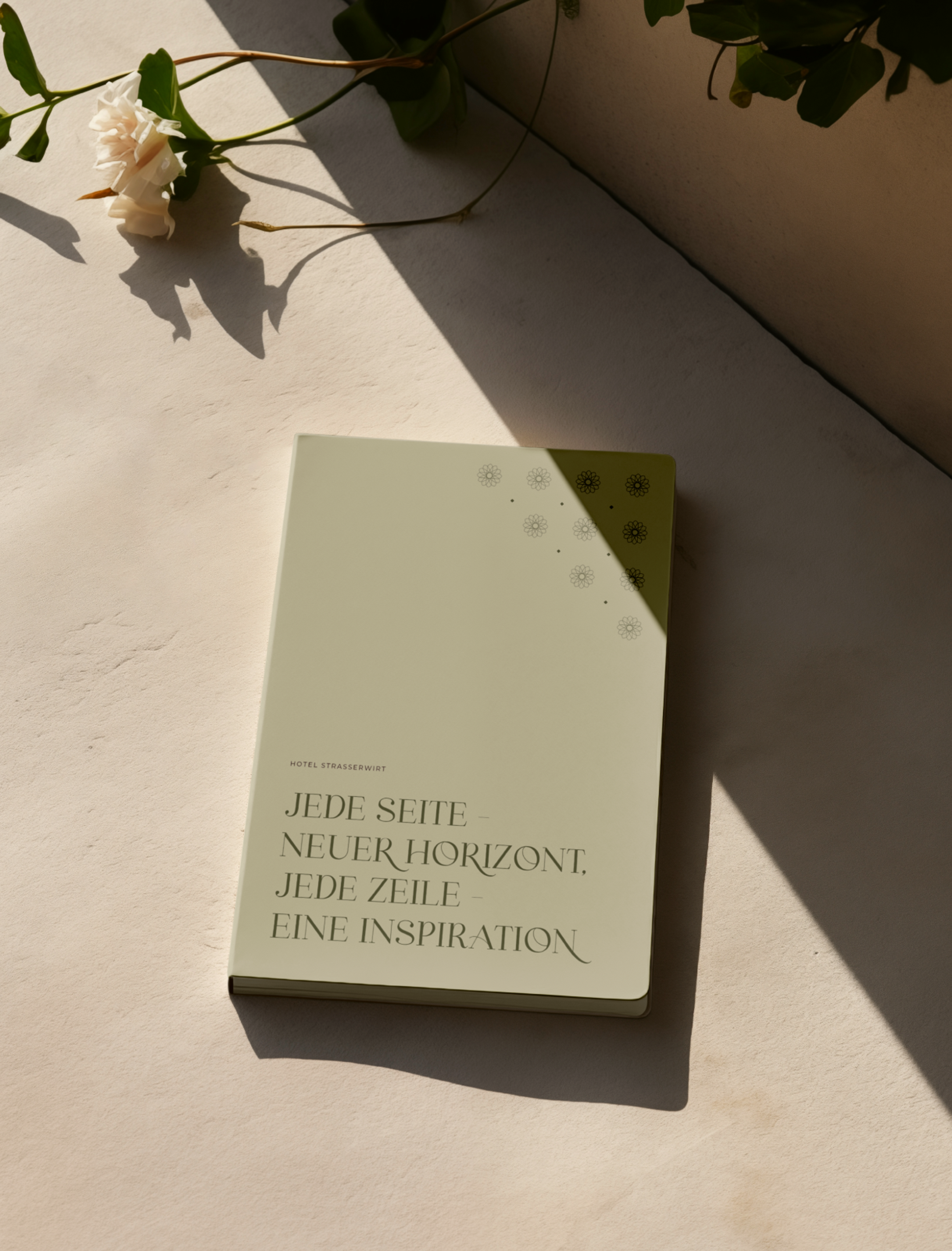 Edles Notizbuch in sanftem Grün mit Strasserwirt-Slogan, perfektes Accessoire für Gäste mit Liebe zum Detail – Unerwartet Design