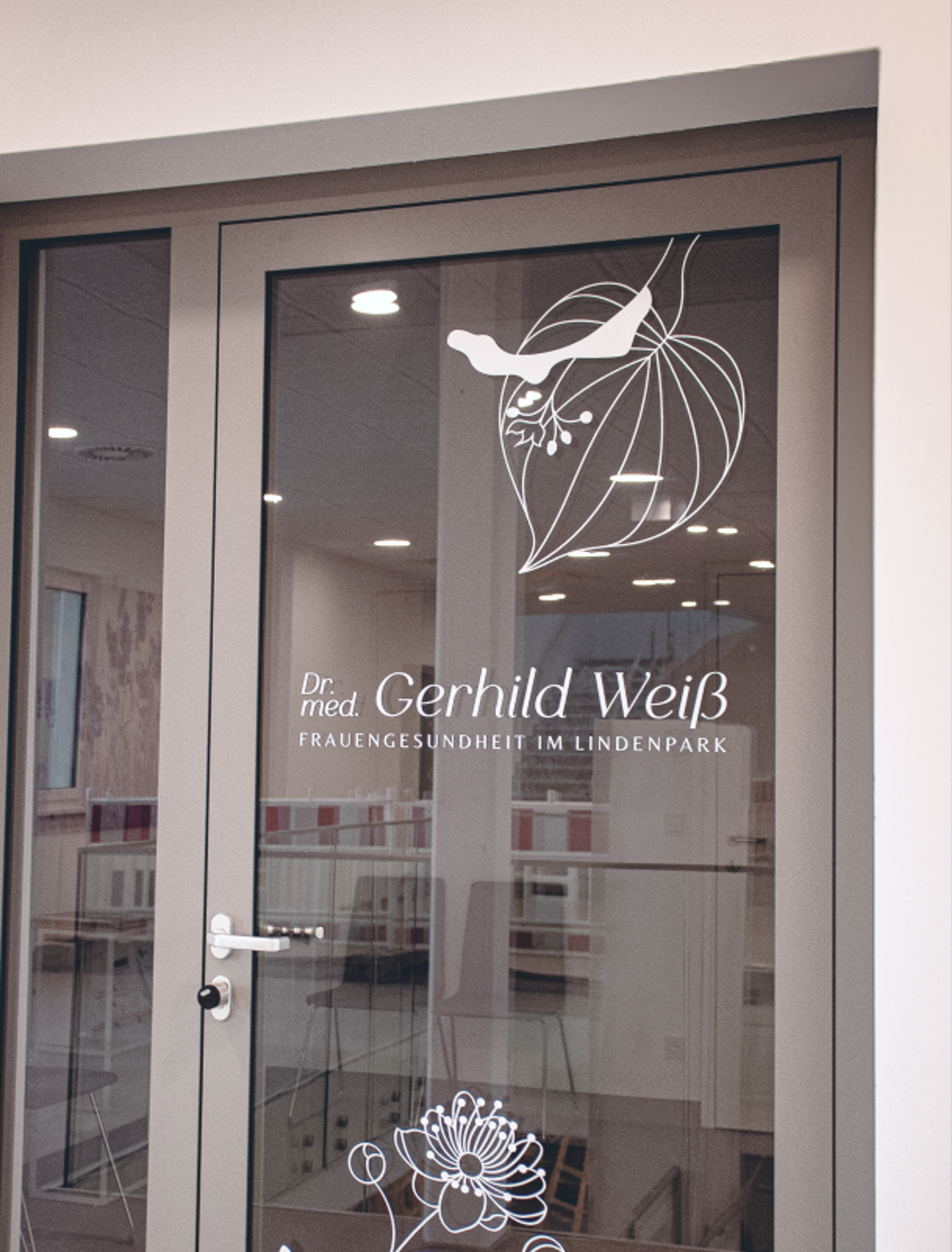 Logo & Grundkonzept BUCHER BRAND MARKETING e.U. Fensterfolie für Dr. med. Gerhild Weiß im Lindenpark Gesundheitszentrum, gestaltet mit floralen Elementen und modernem Branding von Unerwartet Design.