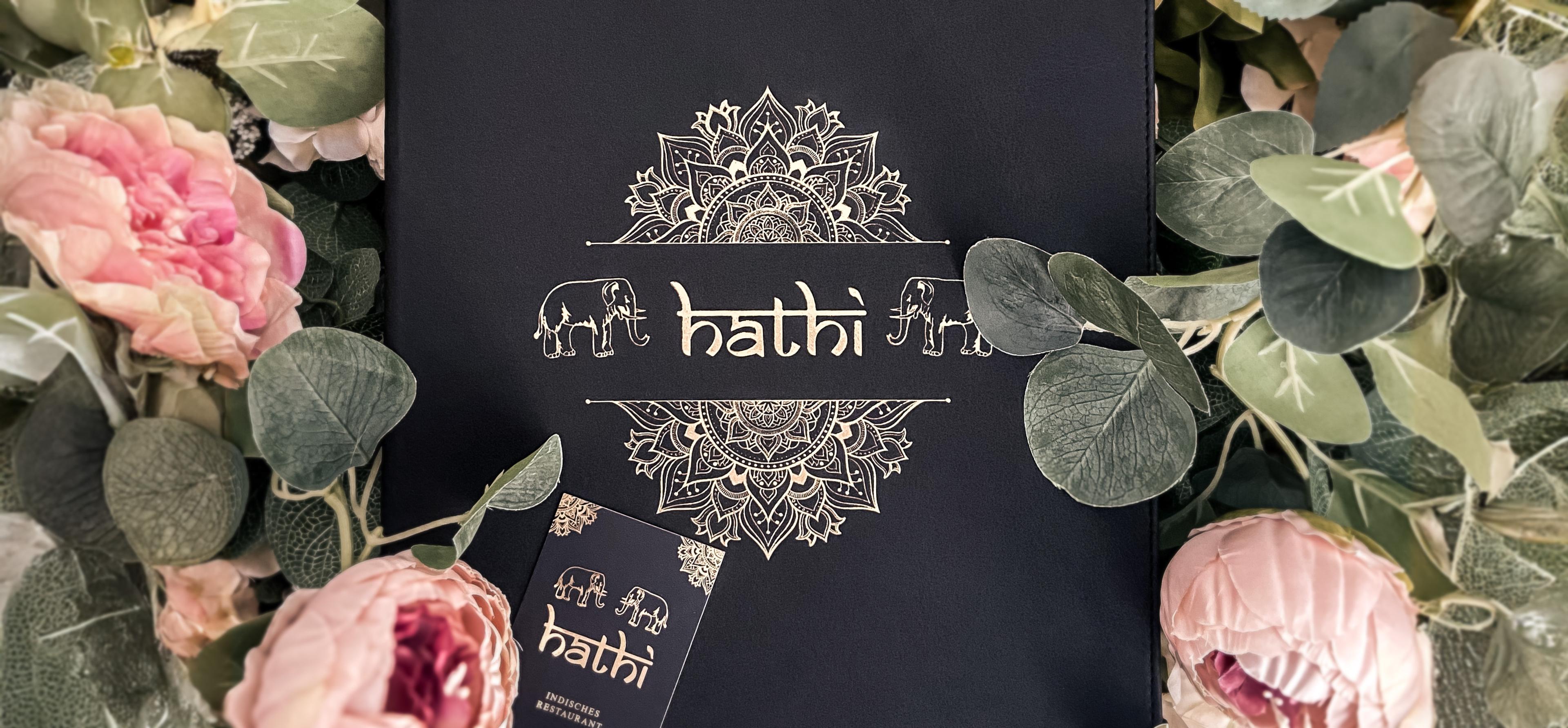 Hochwertiges Corporate Design für das Hathi indische Restaurant mit einer kunstvoll gestalteten Speisekarte und Visitenkarte. Goldene Mandala-Muster und Elefantenlogos auf tiefschwarzem Hintergrund vermitteln Exklusivität und Authentizität. Edles Gastronomie-Branding, entwickelt von Unerwartet Branding und Design OG aus Graz, Österreich.