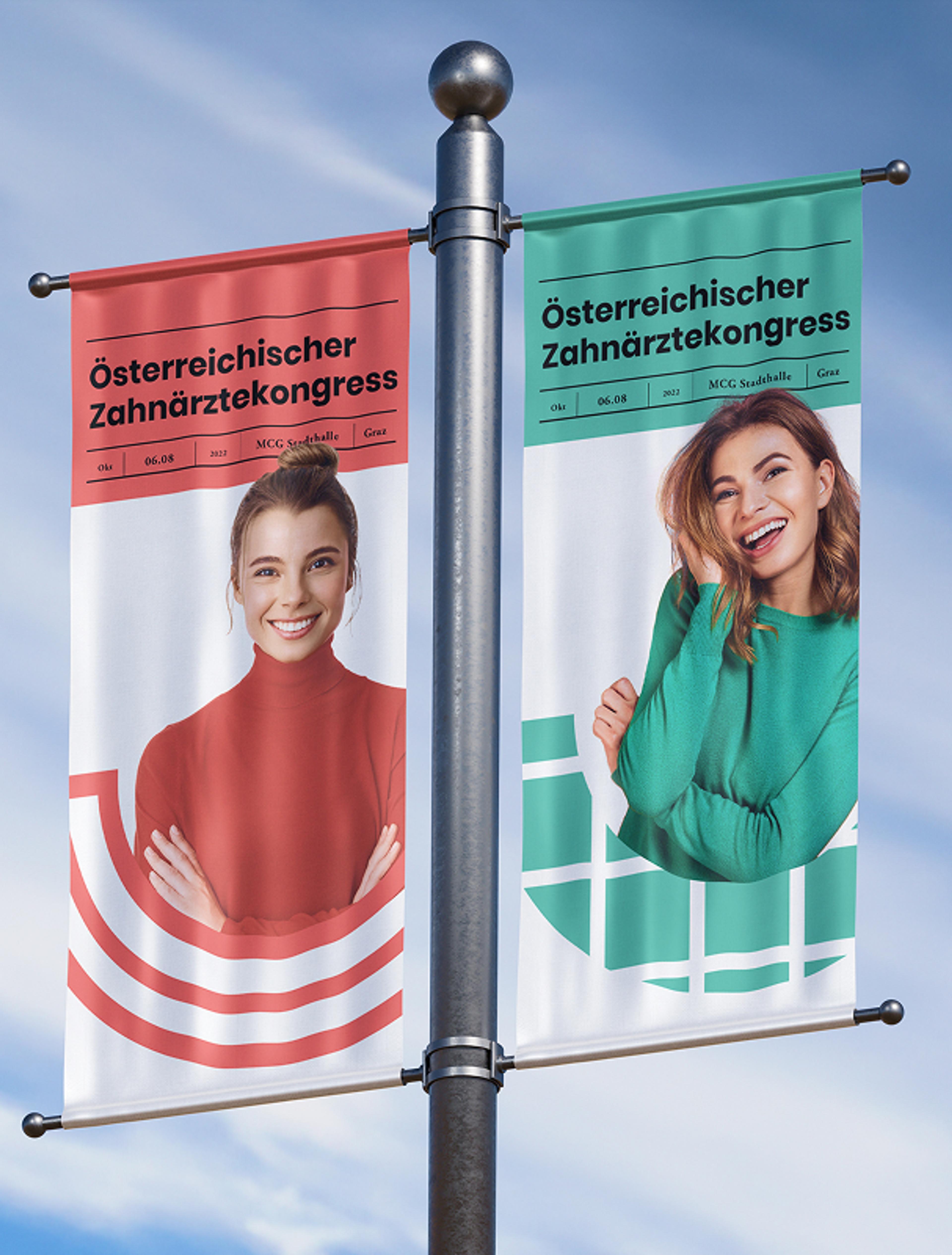 Zwei vertikale Fahnen mit Werbung für den Österreichischen Zahnärztekongress Graz 2022, befestigt an einem Laternenpfahl, mit lächelnden Personen und modernen Grafikelementen, gestaltet von Unverwartet Design.