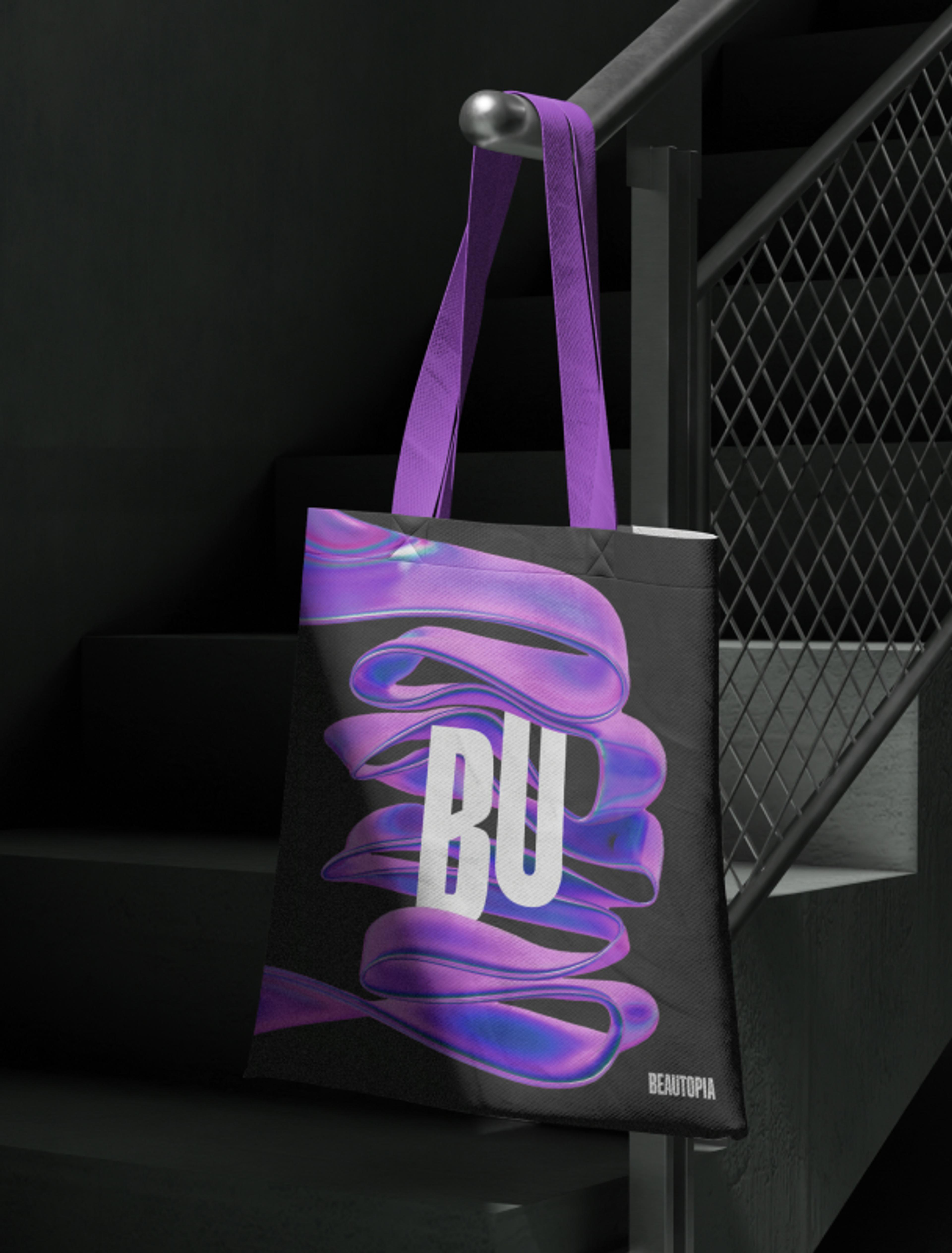 Lila Tragetasche mit dem modernen „BU“-Logo, entworfen von Unerwartet Design als Teil der Beautopia-Merchandising-Kollektion.