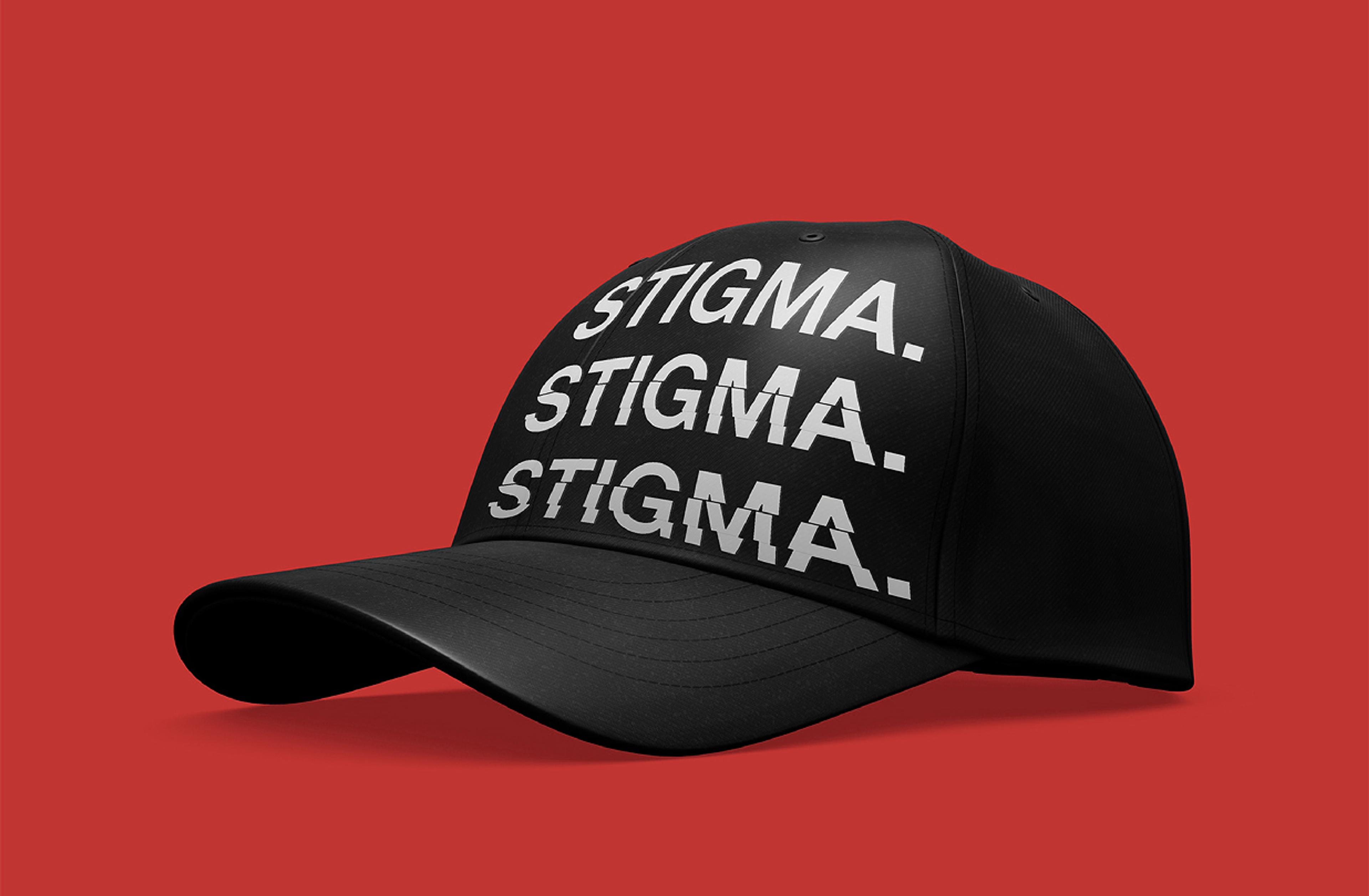 Eine schwarze Basecap mit dem Wort „Stigma“ dreifach in weißer Schrift bedruckt. Die verzerrte Typografie unterstreicht das Konzept gesellschaftlicher Wahrnehmung psychischer Erkrankungen.