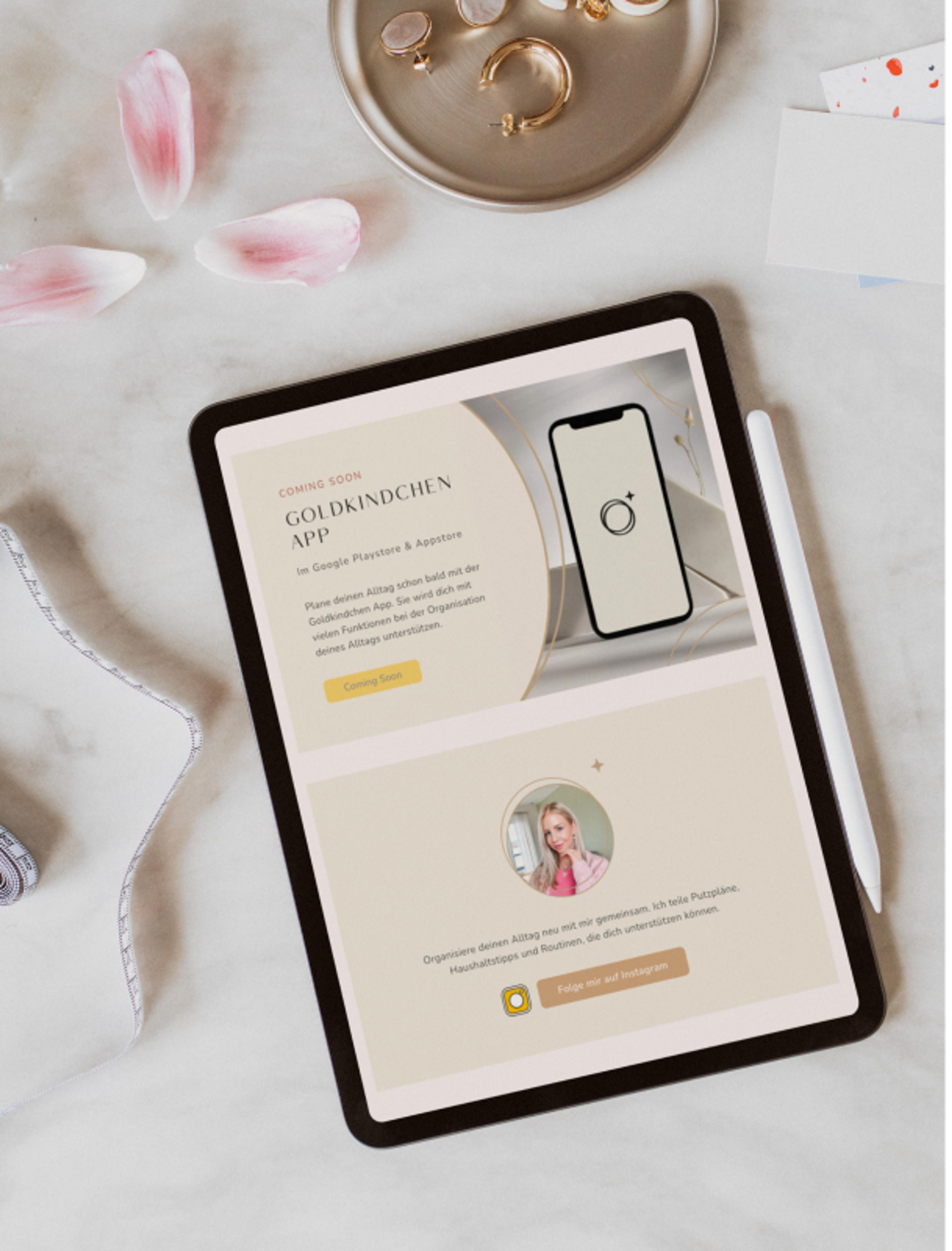 Tablet-Ansicht der Goldkindchen-App-Ankündigung mit stilvollem digitalen Design von Unerwartet Design.