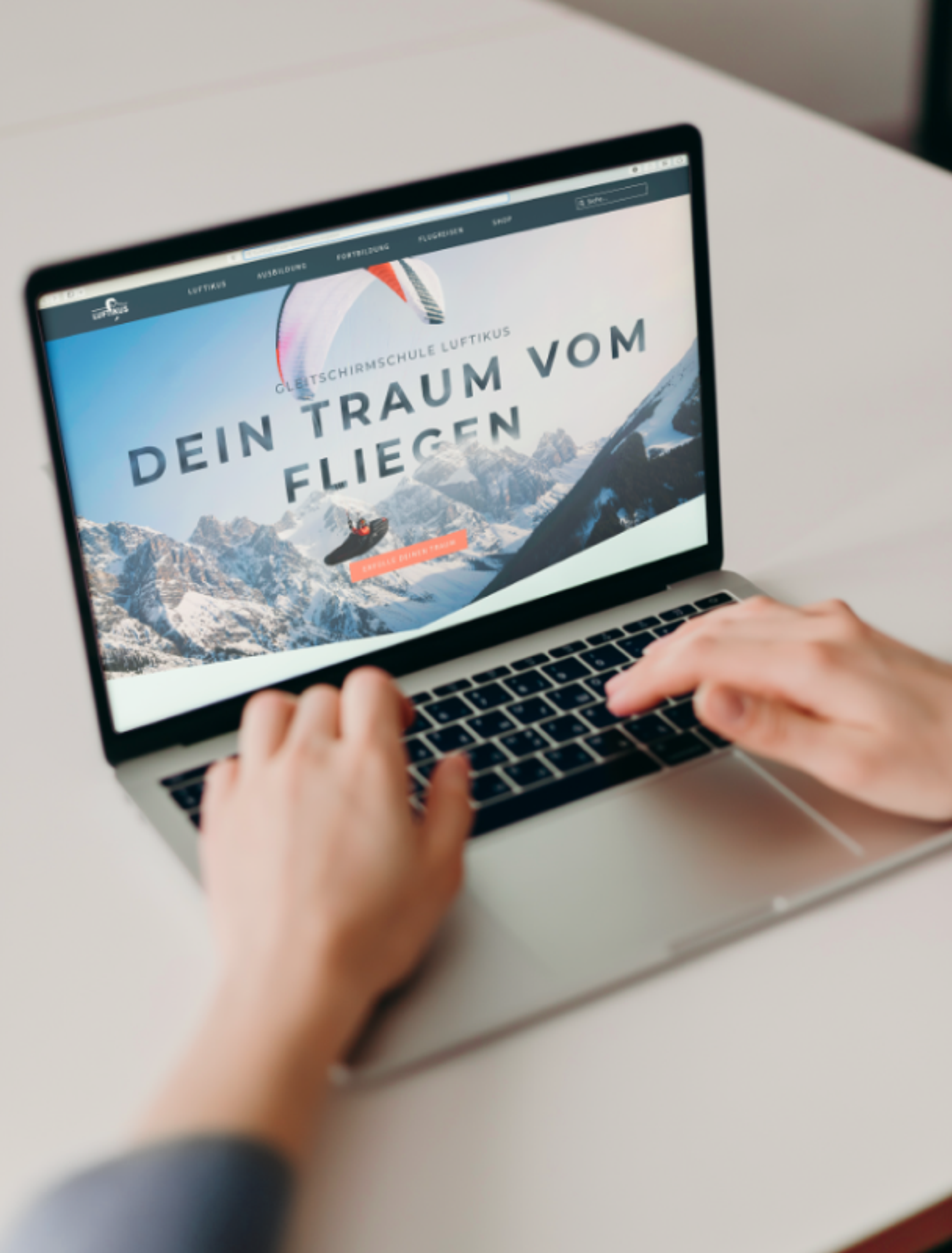 Desktop-Ansicht der Gleitschirmschule Luftikus mit Design von Unerwartet Design, Fokus auf Alpenflüge.