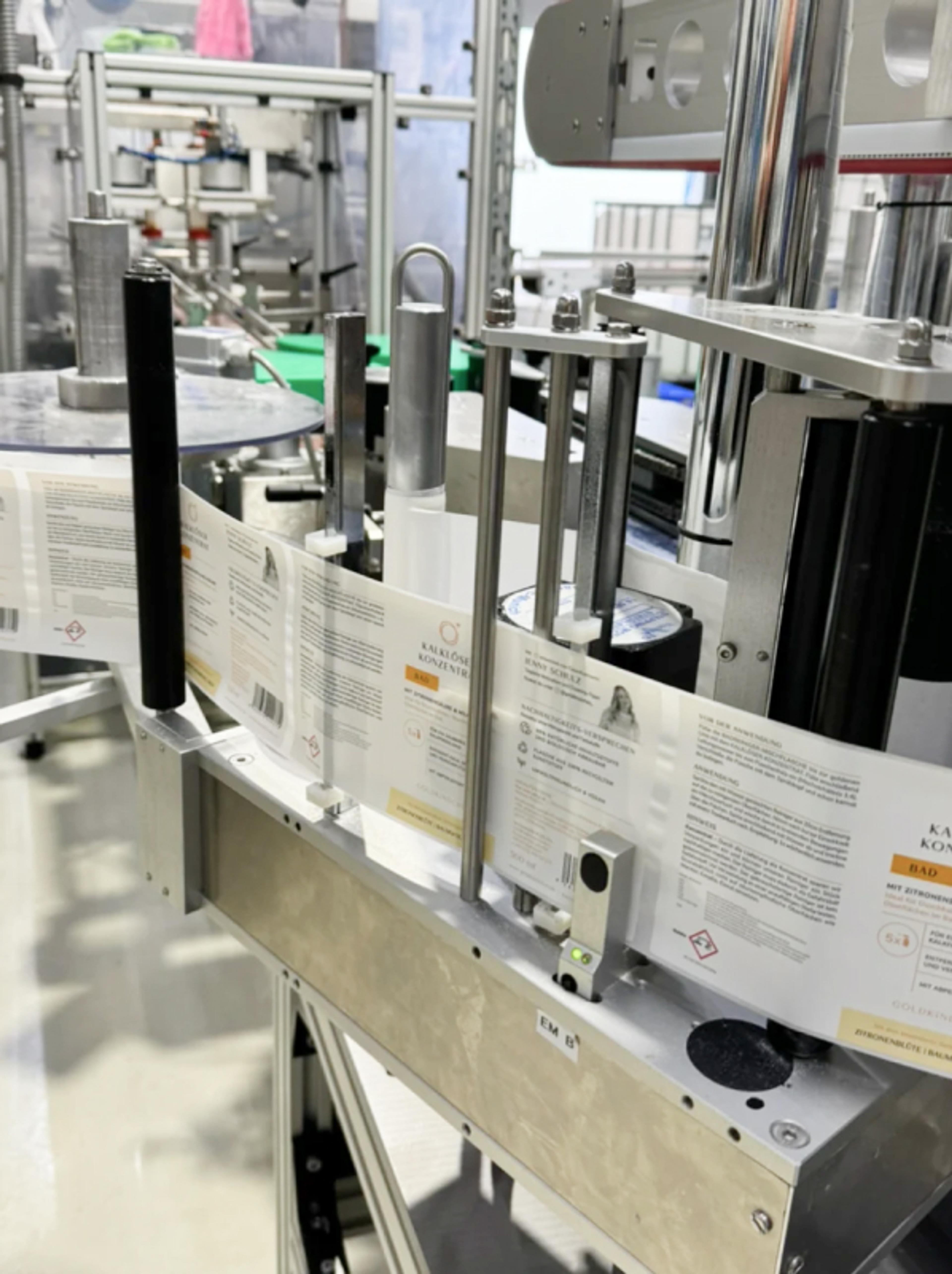 Produktion der Goldkindchen Etiketten.