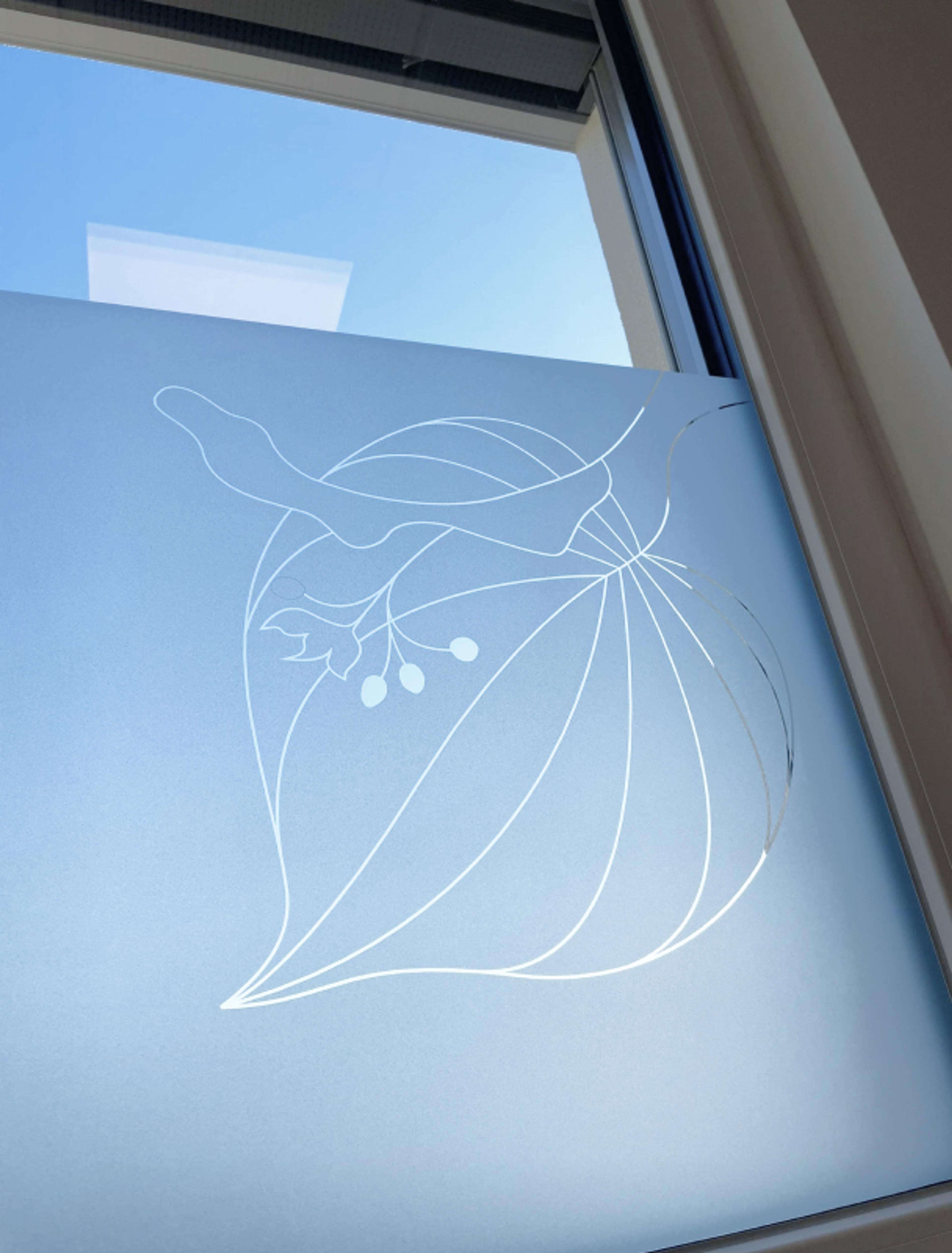 Filigrane Fenstergrafik der Praxis Dr. Gerhild Weiß in Graz, gestaltet von Unerwartet Design, mit einem floralen Muster, das Leichtigkeit und Ruhe vermittelt.