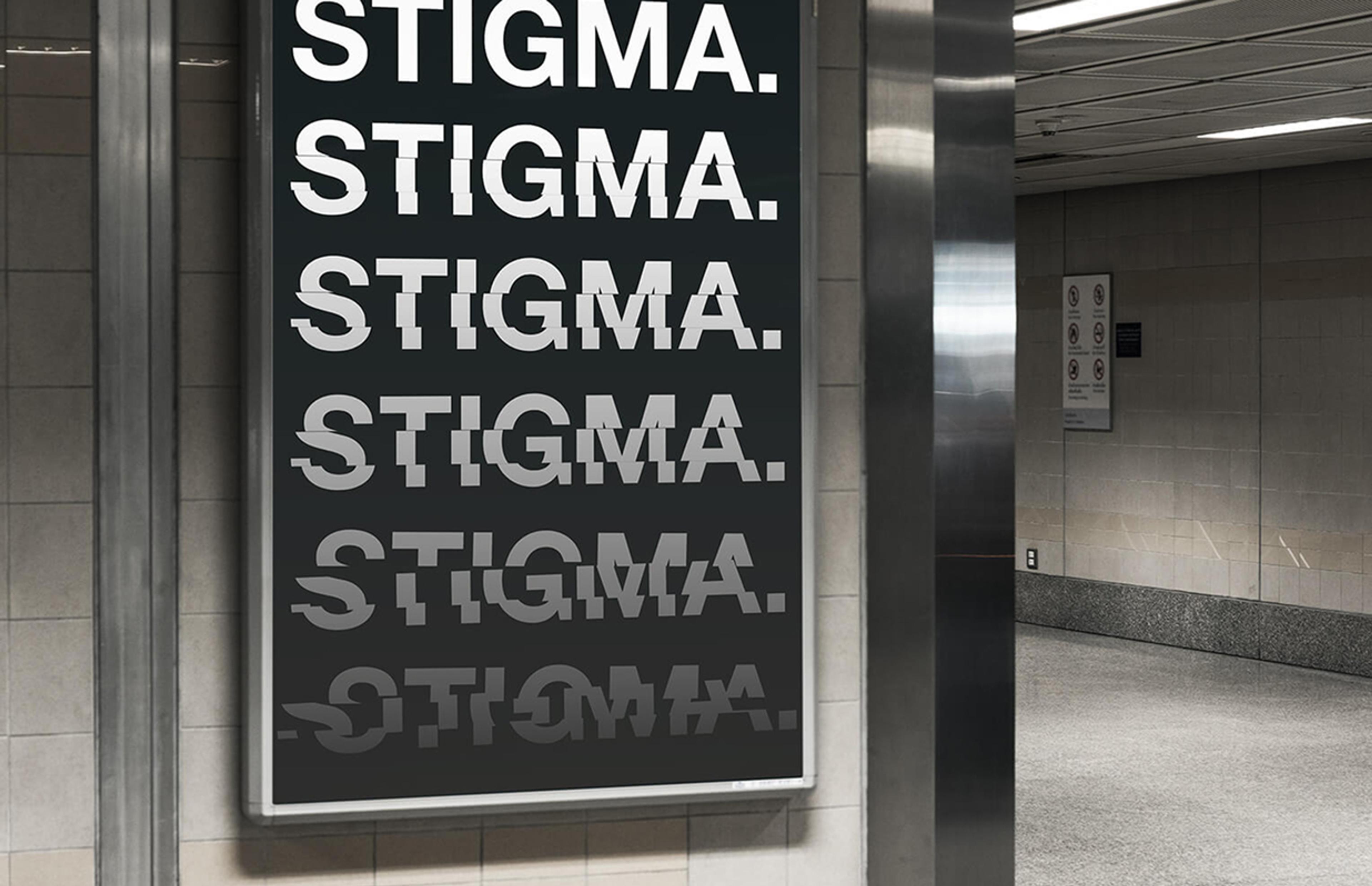 Ein großformatiges Werbeplakat zeigt das Wort „STIGMA.“ in mehrfach gestaffelter Wiederholung, wobei die untere Schrift zunehmend verzerrt und unleserlich wird. Dies symbolisiert das schrittweise Verschwinden von Identität und gesellschaftlicher Anerkennung bei stigmatisierten Personen.