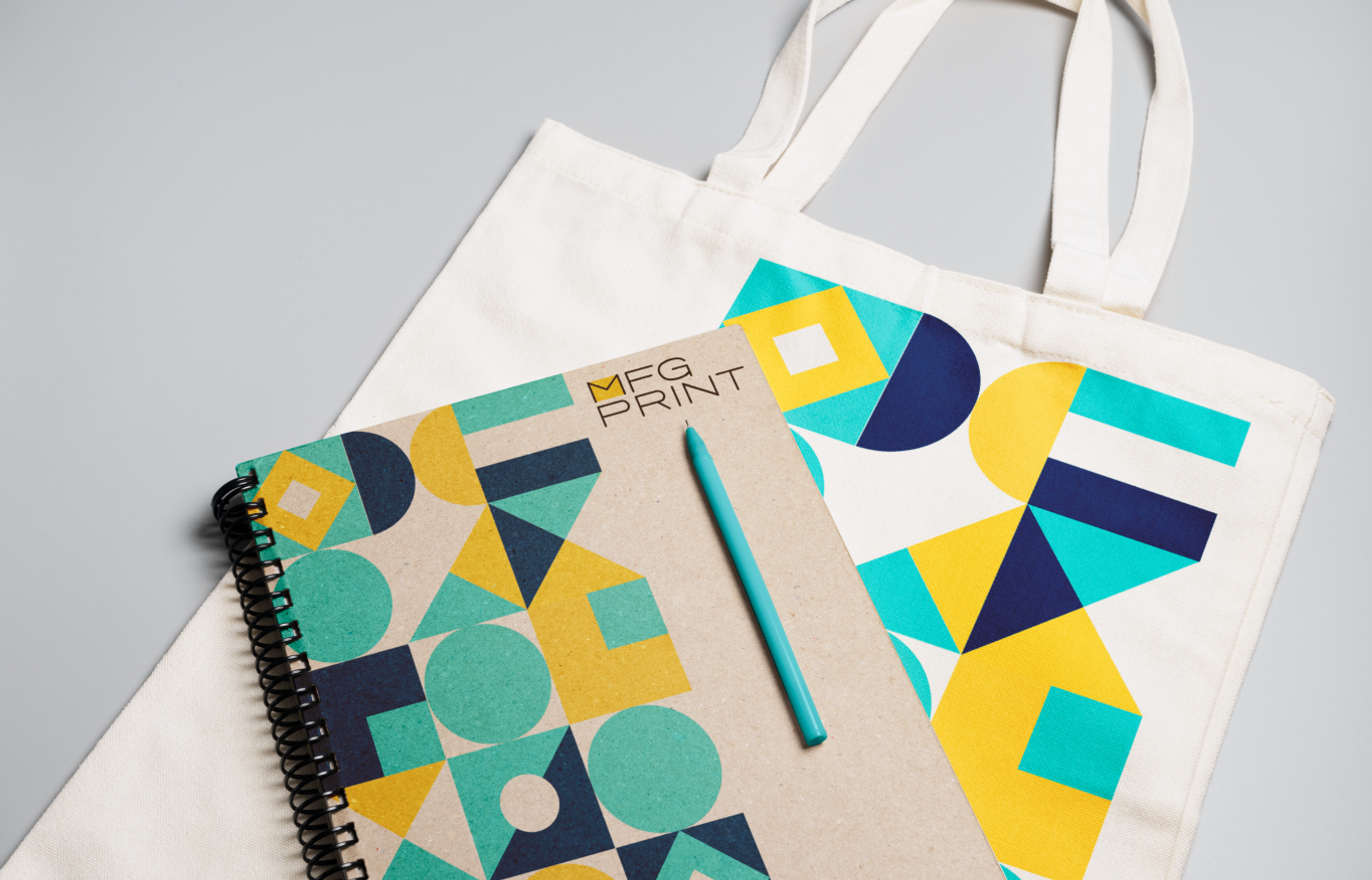Branding-Set von MFG Print mit Notizbuch, Tasche und Stift, ein Projekt der Medienfabrik.