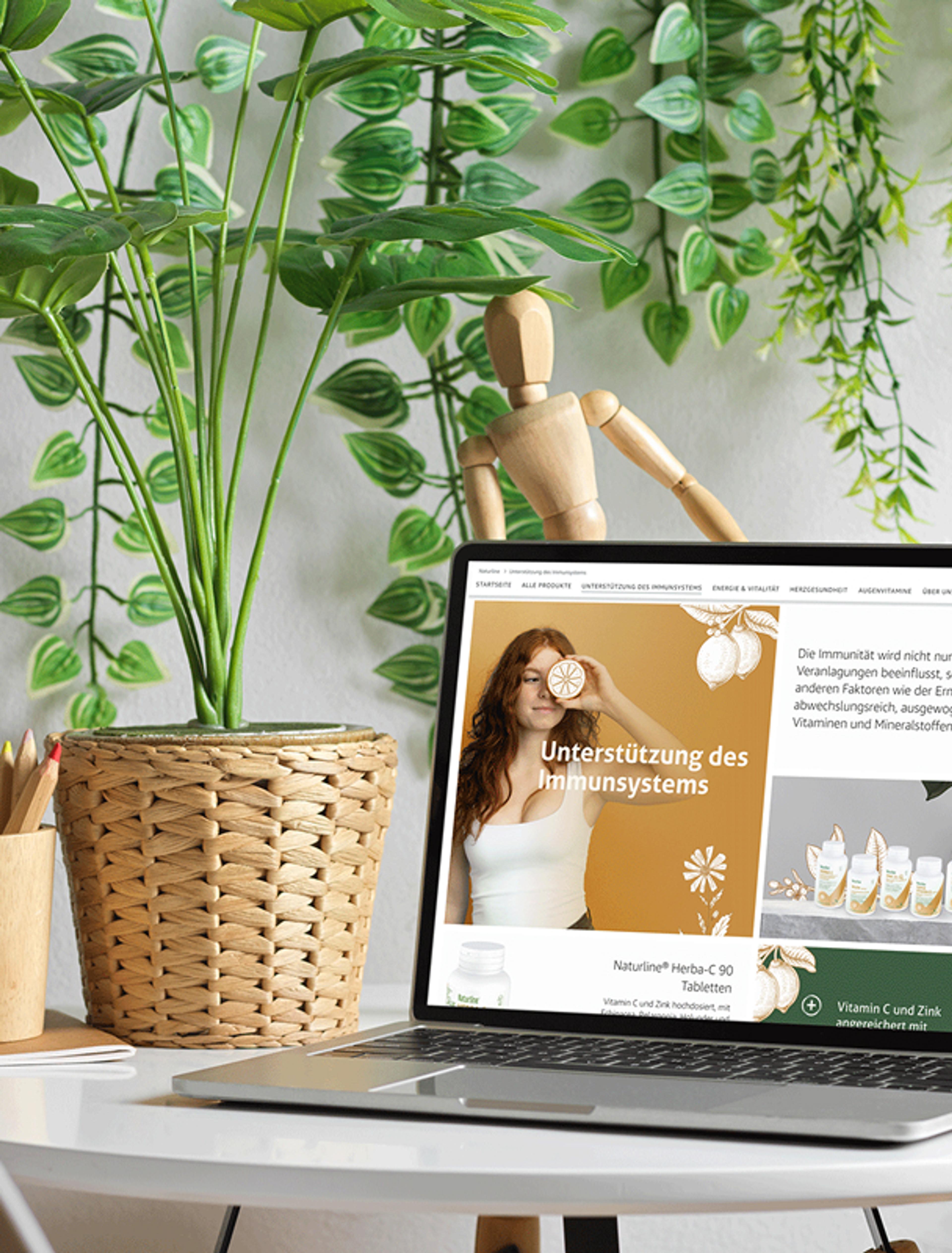 Naturline Storefront auf einem Laptop mit dem Thema 'Unterstützung des Immunsystems'. Warme Farben, natürliche Illustrationen und modernes Webdesign betonen die gesundheitliche Wirkung der Nahrungsergänzungsmittel.