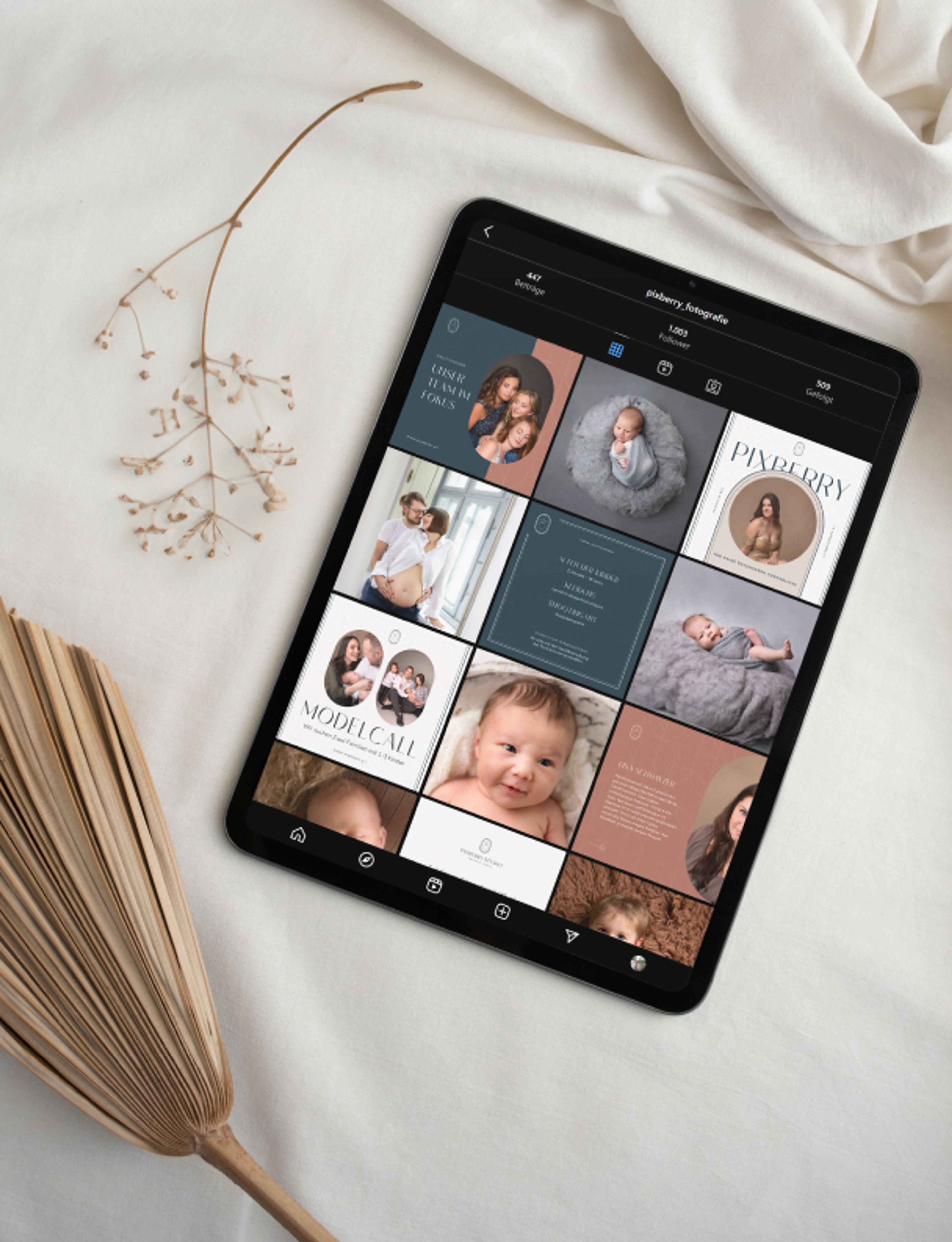 Tablet mit Pixberry Instagram-Feed auf weißem Stoff, umgeben von Naturmaterialien – Ein Tablet zeigt den harmonischen Instagram-Feed von Pixberry Fotografie. Es liegt auf weichem Stoff, begleitet von Trockenblumen und einem gefächerten Palmblatt.