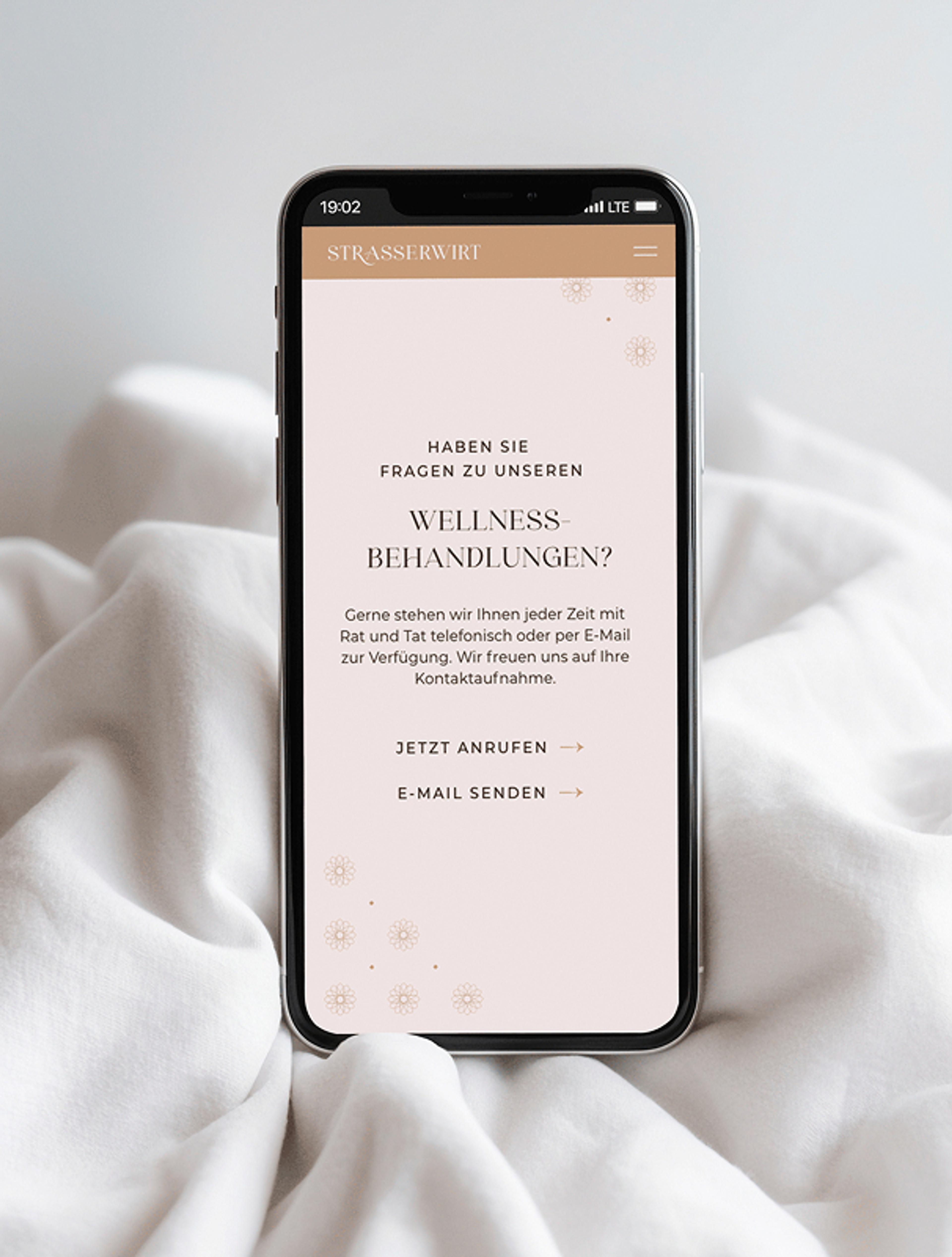 Smartphone mit Strasserwirt Homepage