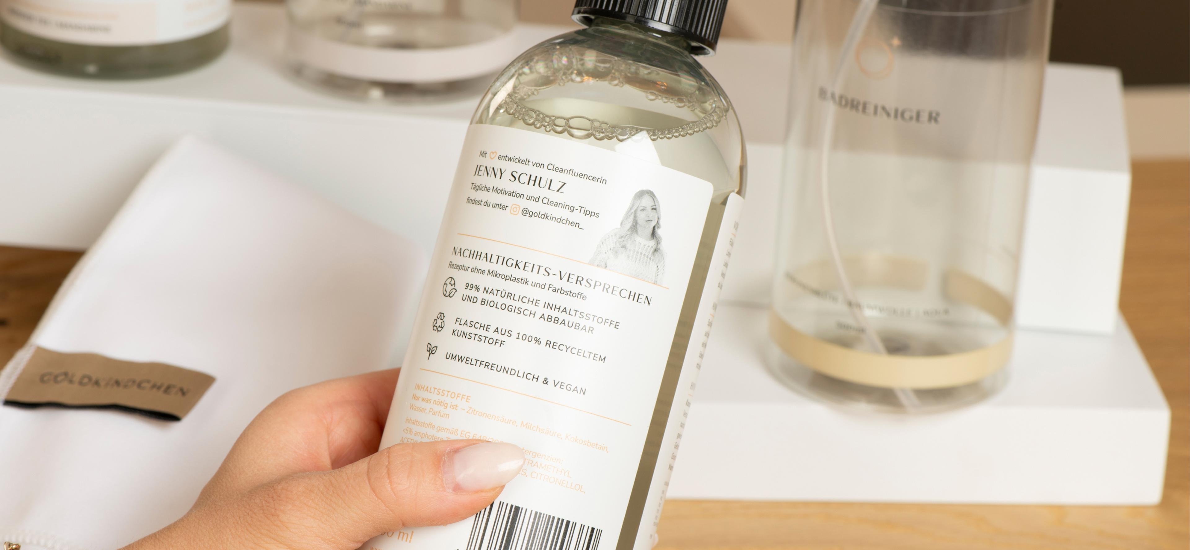 Etikett-Design - Nahaufnahme. Das Goldkindchen Küchenglanz-Set mit stilvollem Design von Unerwartet Design, bestehend aus Konzentrat und Reinigungszubehör.