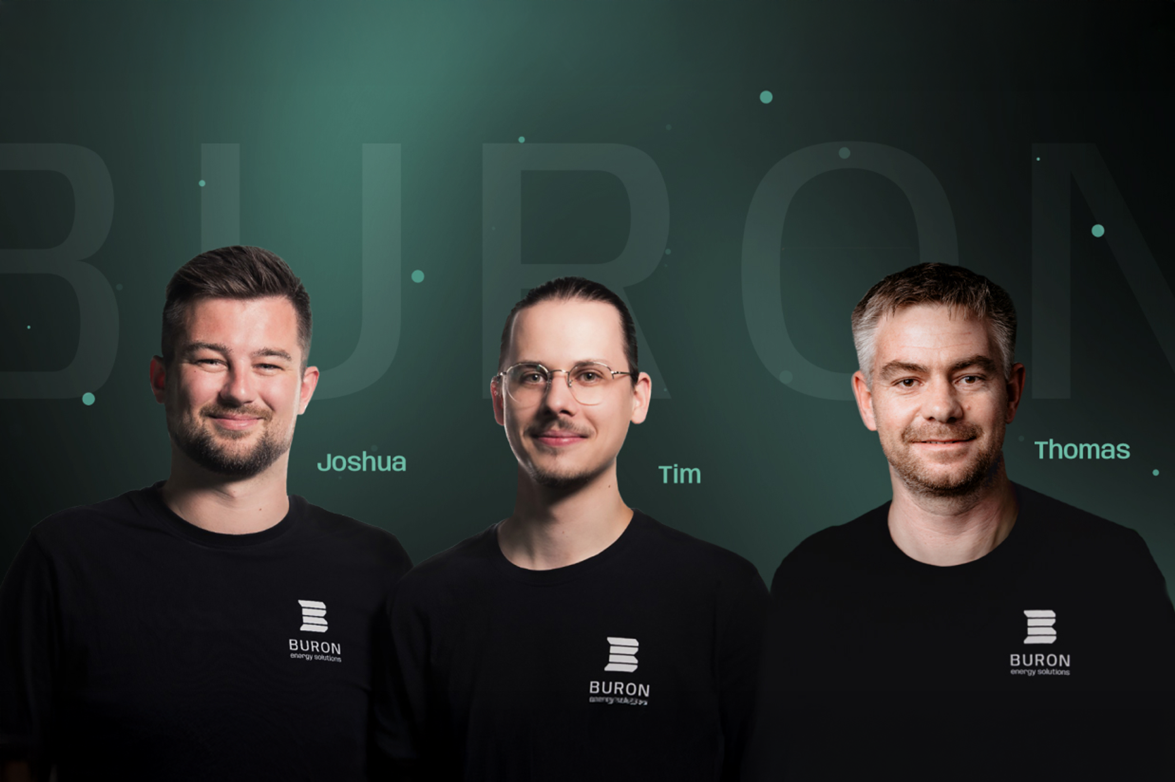 Drei Teammitglieder von Buron Energy Solutions – Joshua, Tim und Thomas – mit Firmenlogo auf ihren T-Shirts von Unerwartet Design