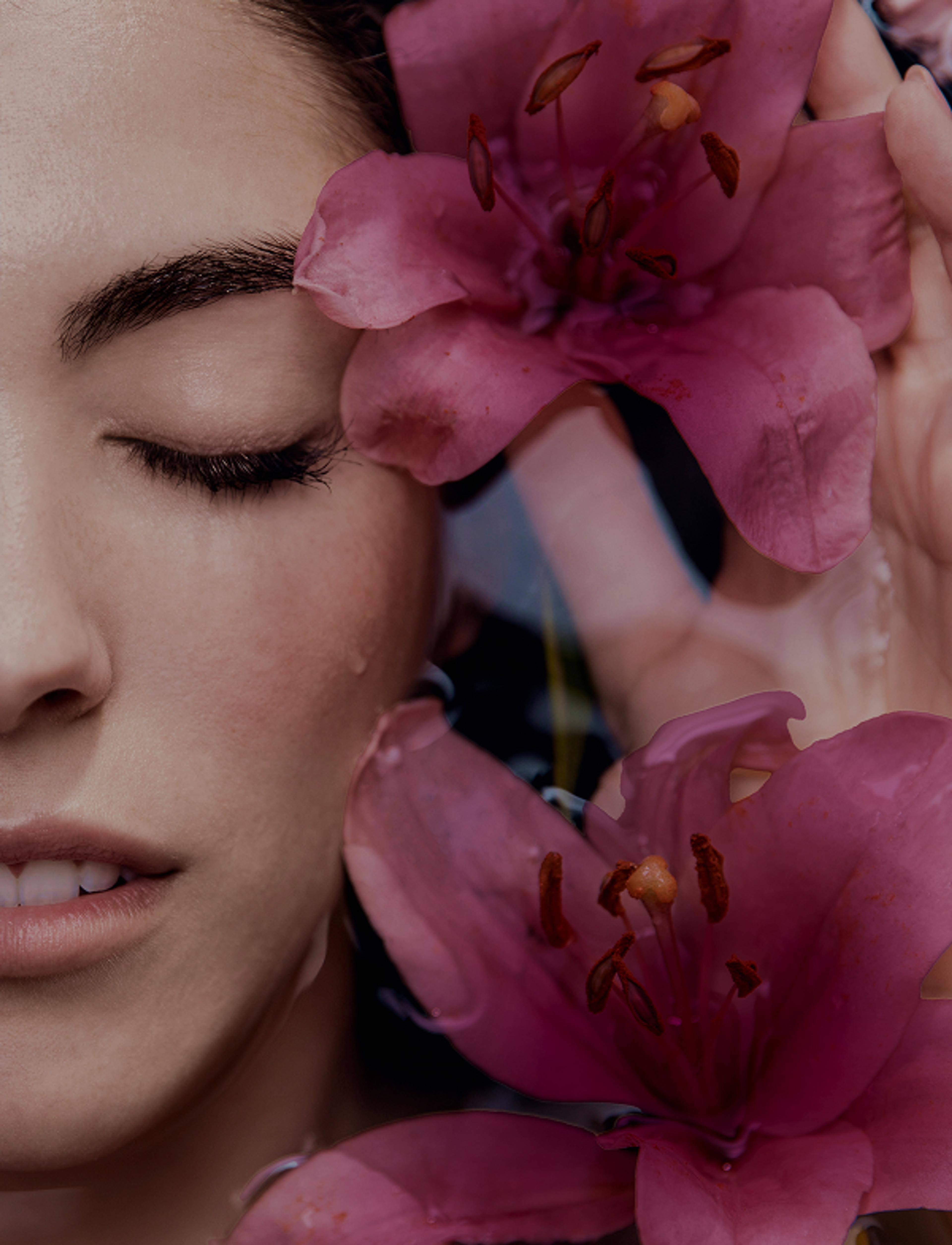 Sanfte Beauty-Porträtaufnahme mit floralen Elementen – Symbol für die rein natürlichen Inhaltsstoffe von AVRORA. Natürlichkeit, Pflege und Hautgesundheit stehen im Fokus.