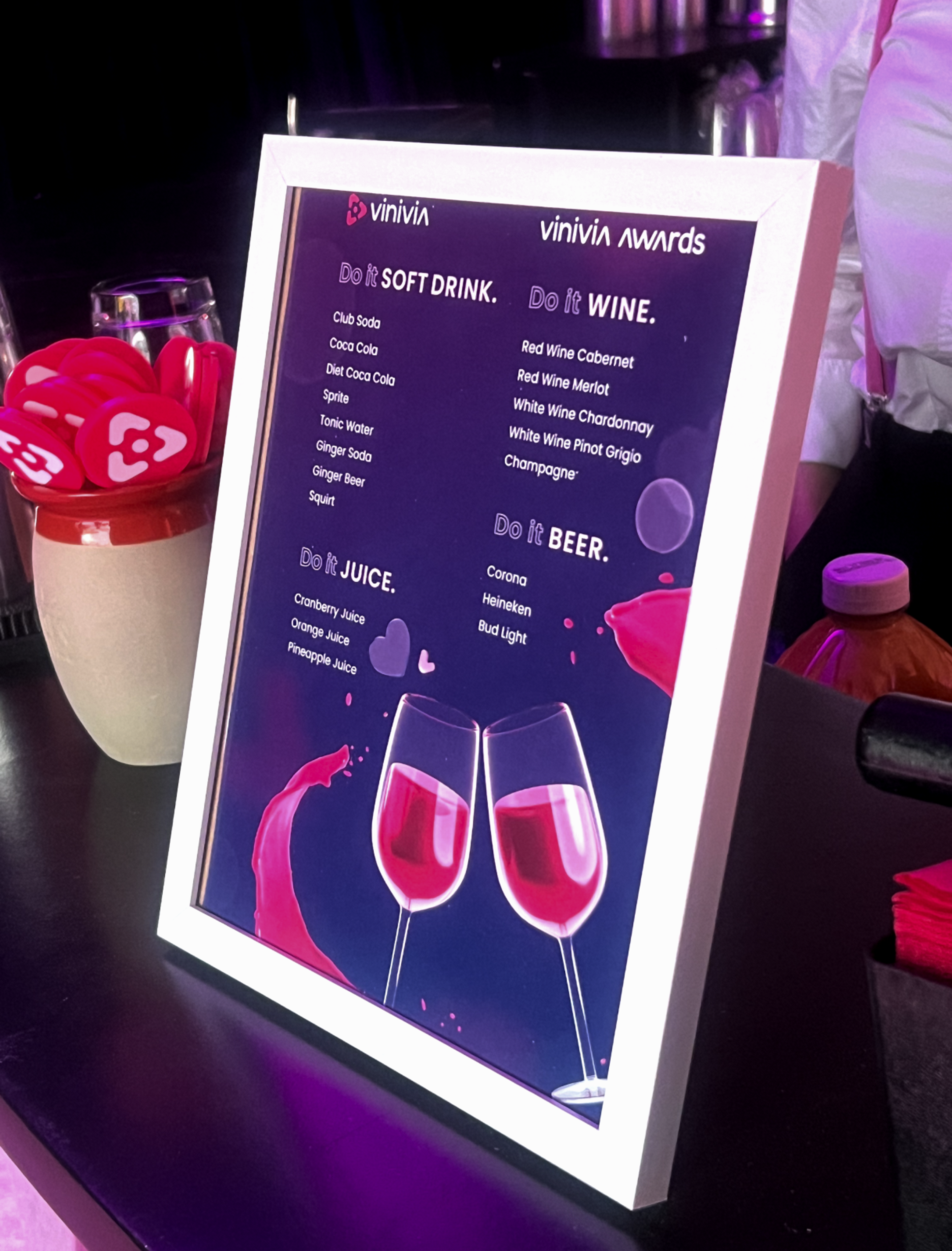 Vinivia Awards Getränkekarte mit pinken Akzenten und eleganten Grafiken in beleuchtetem Rahmen – stilvolles Branding – Unerwartet Design