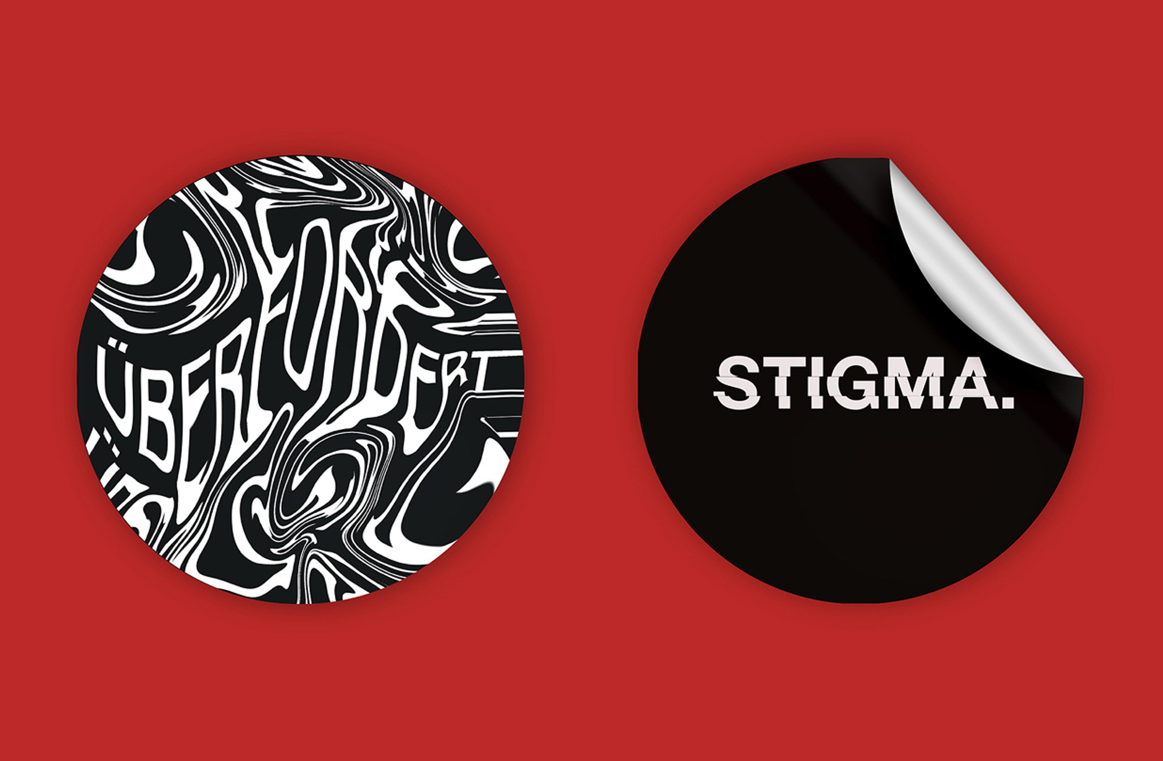 Der linke Sticker zeigt ein verzerrtes, schwarz-weißes Schriftmuster mit dem Wort „ÜBERFORDERT“, während der rechte eine minimalistische schwarze Fläche mit „STIGMA.“ in gebrochener Schrift aufweist. Die Sticker thematisieren emotionale Belastung und Stigmatisierung.