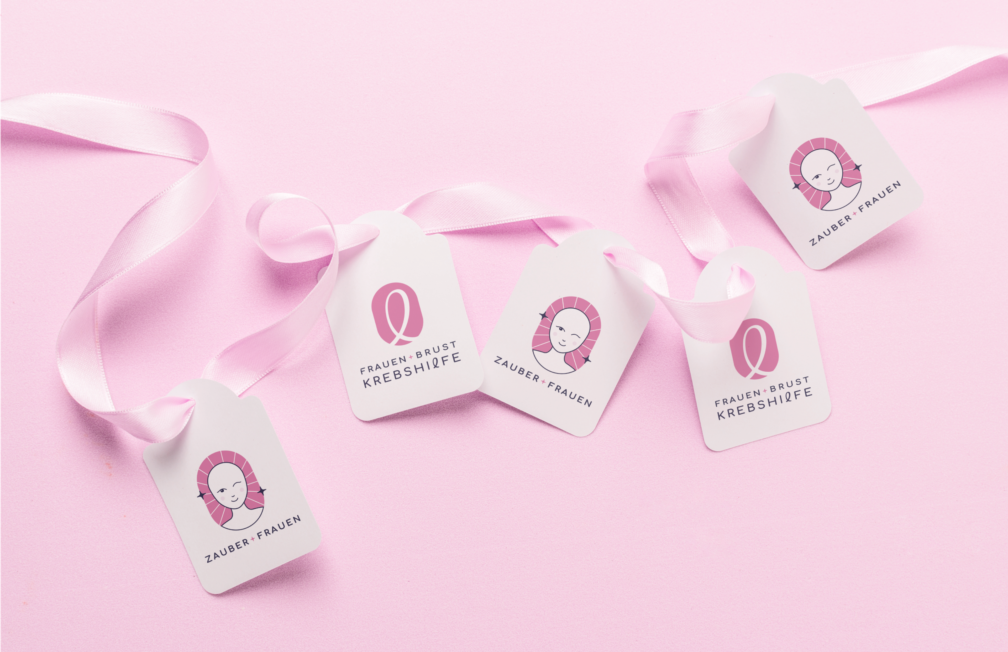 Zauberfrauen-Anhänger mit zartem rosa Band und detailreichem Design – Unerwartet Design.