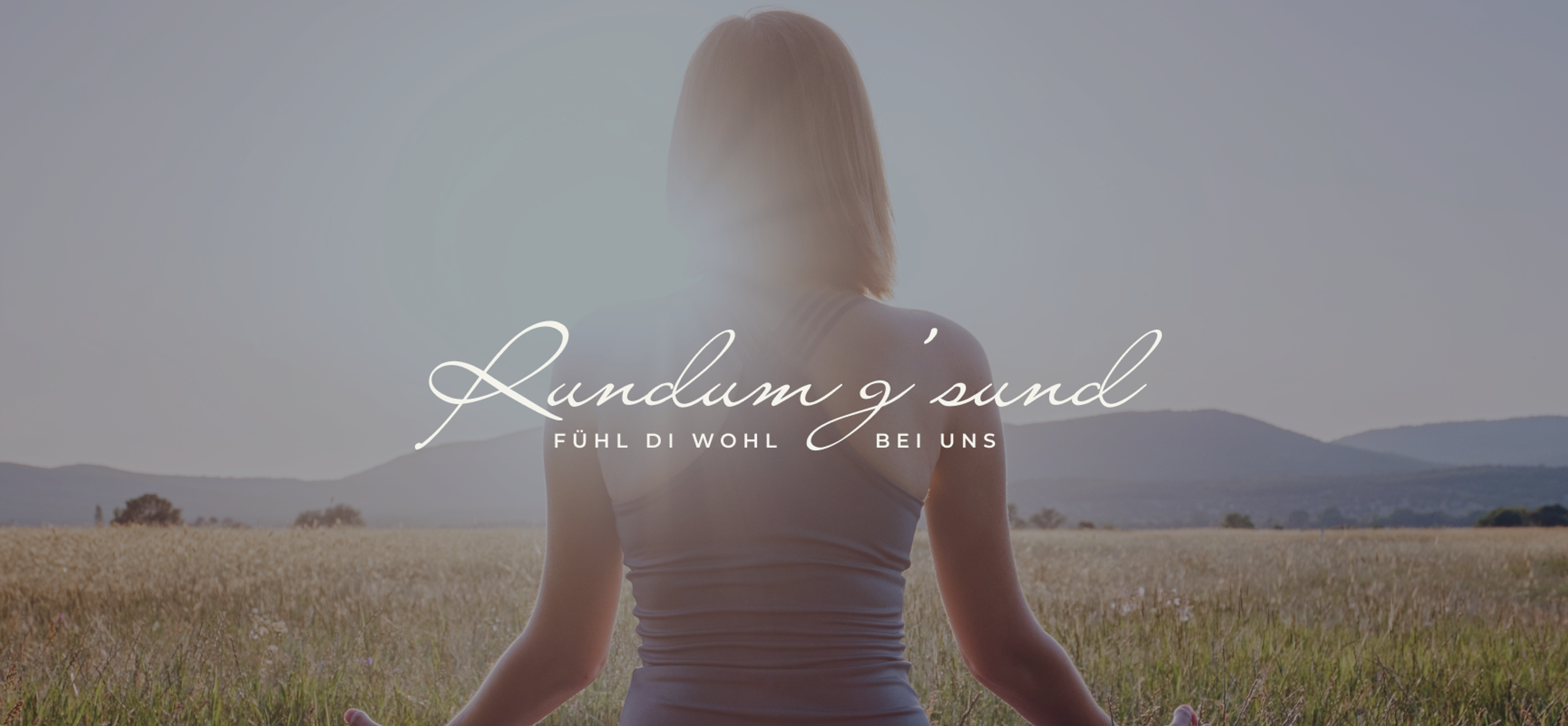 Logo & Grundkonzept BUCHER BRAND MARKETING e.U. Rückenansicht einer meditierenden Frau in einer Wiese mit dem Slogan "Rundum g’sund – Fühl di wohl bei uns", gestaltet von Unerwartet Design.