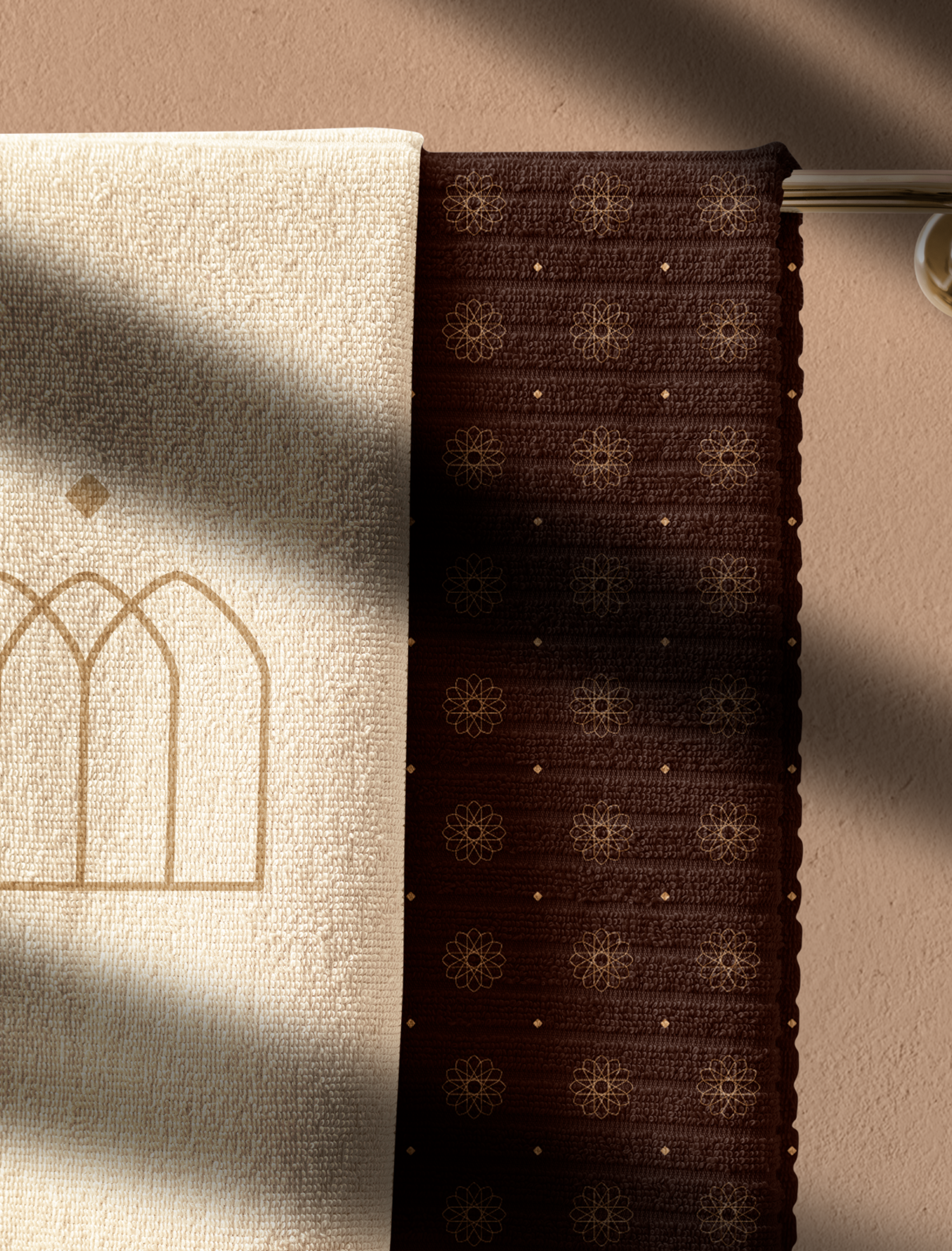 Exklusive Handtücher mit Strasserwirt-Logo und Texturen in Braun und Creme, kombiniert mit stilvoller Stickerei – Unerwartet Design