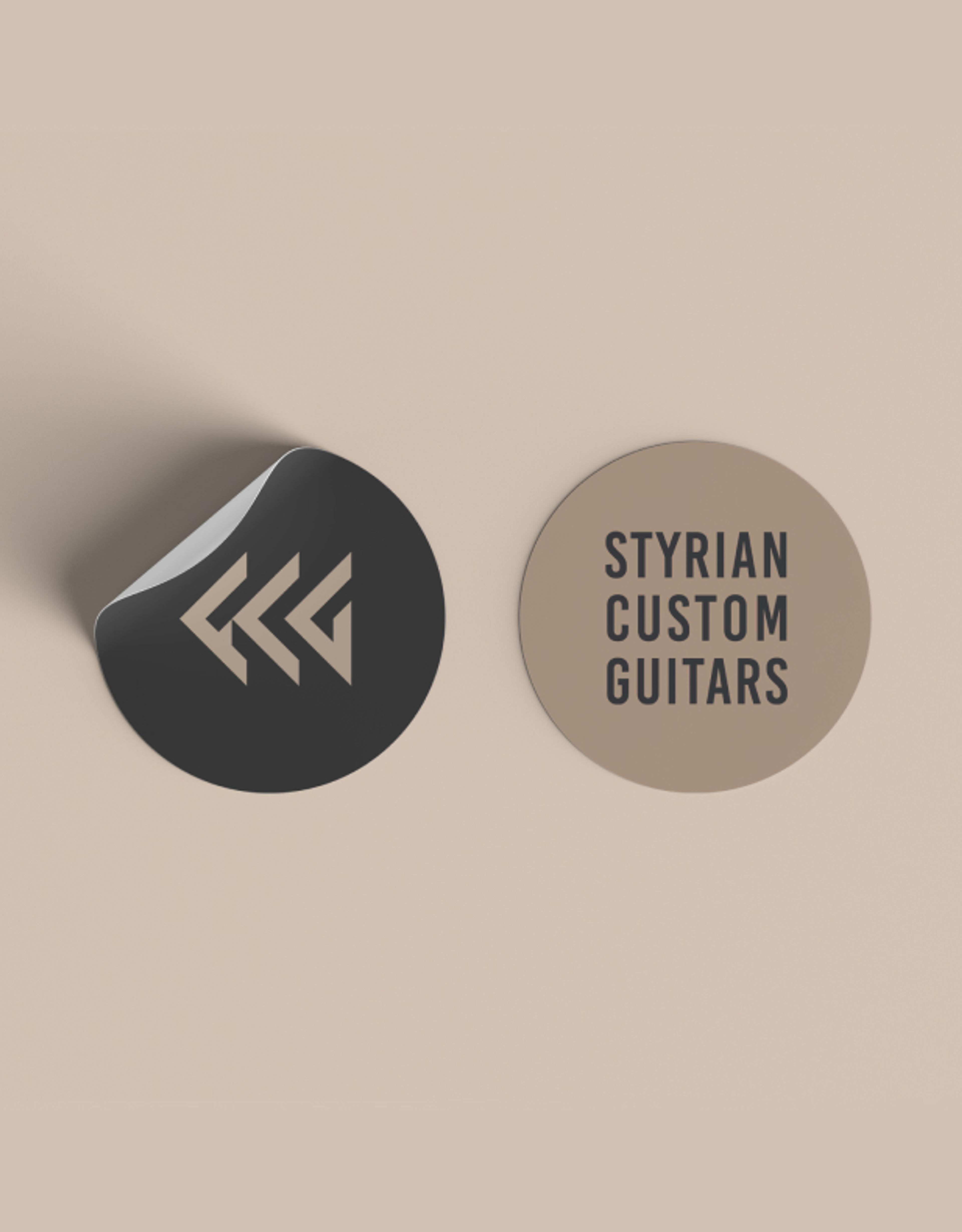 Runde Logo-Varianten für Styrian Custom Guitars, entworfen von Unerwartet Design, mit robustem und hochwertigen Designstil.
