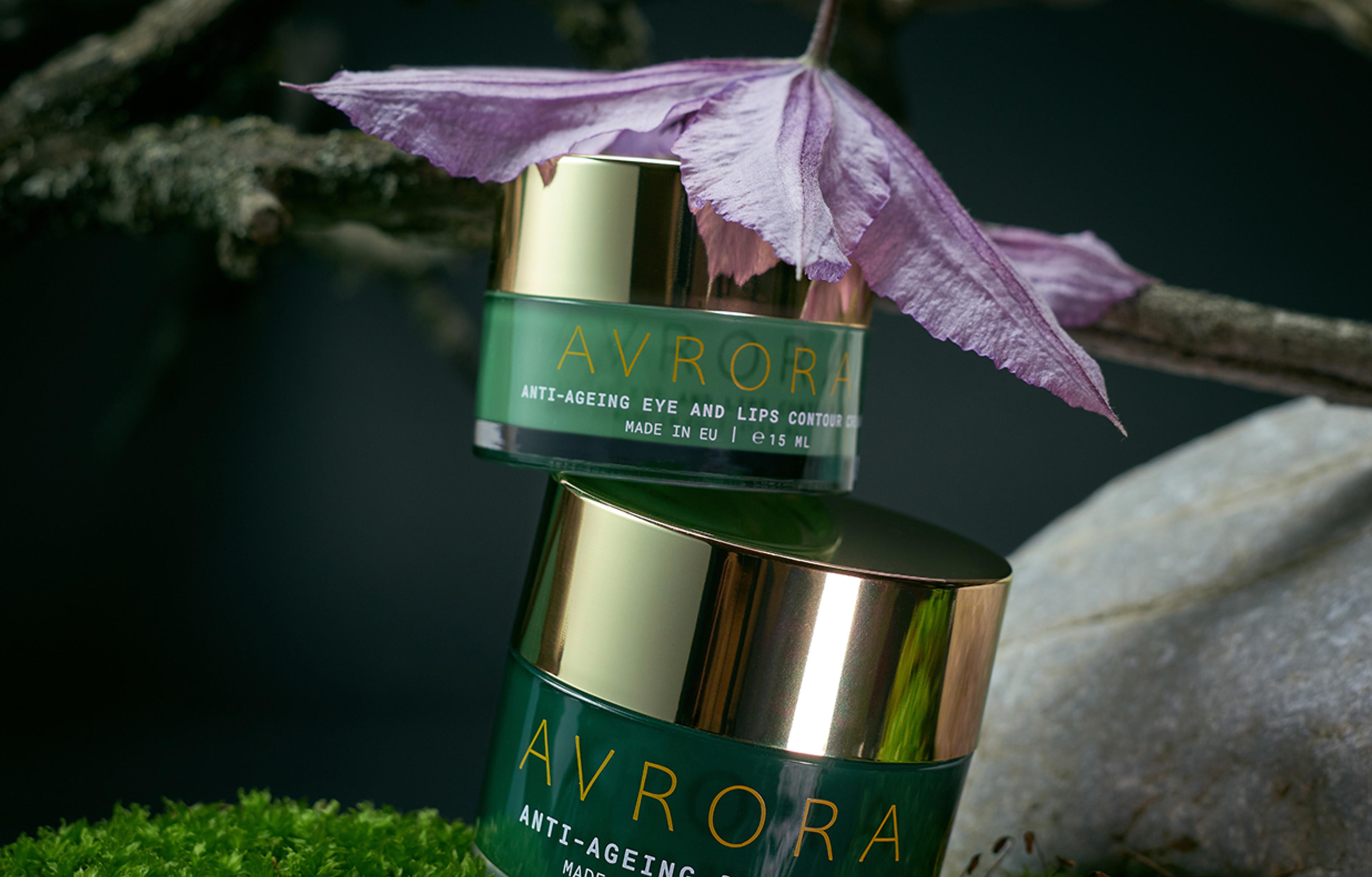 Perfekte Balance aus Natur, Eleganz und modernem Branding – die AVRORA Produkte in einer kunstvollen Still-Life-Inszenierung mit natürlichen Materialien und floralen Elementen.