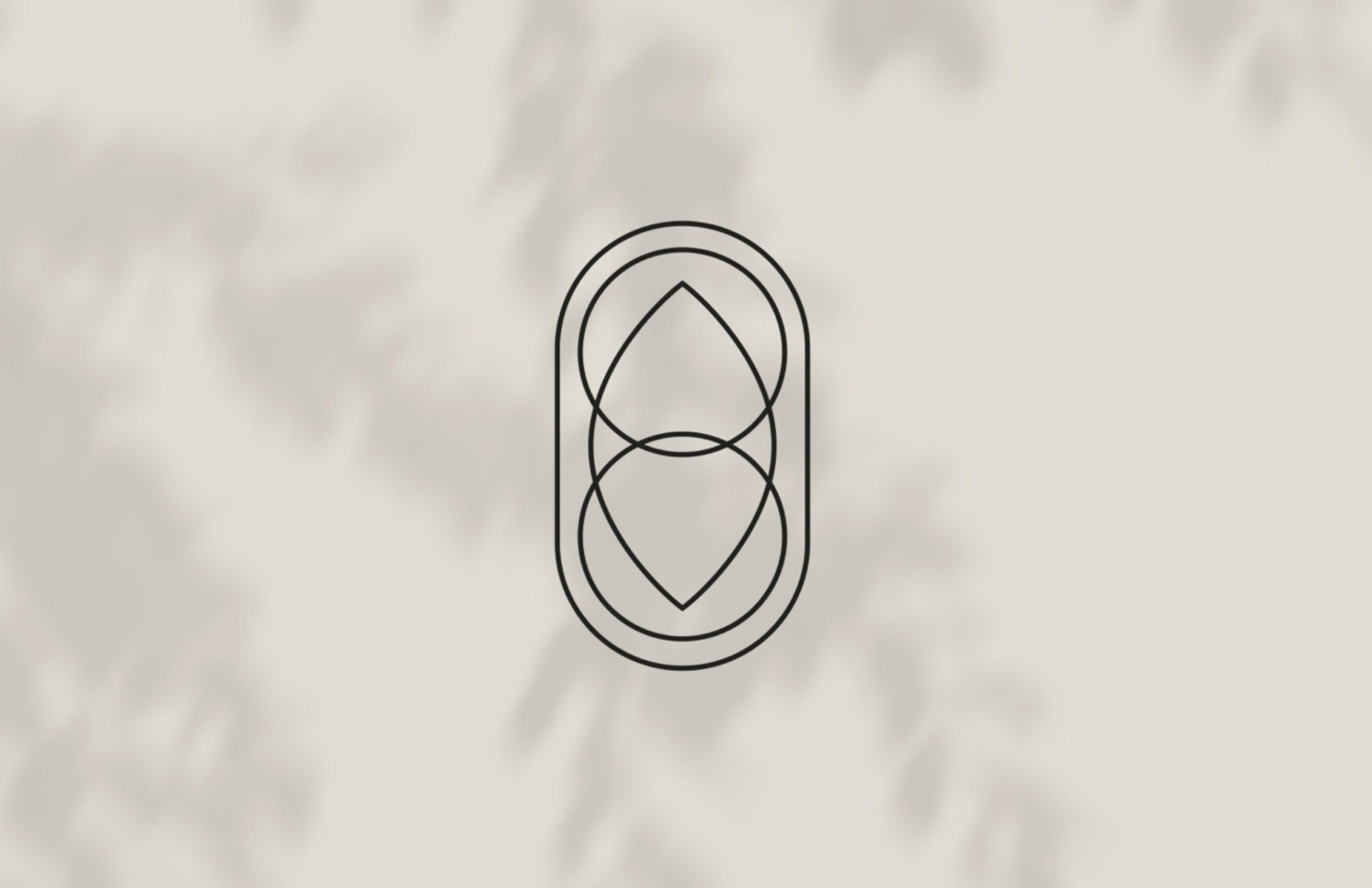 Minimalistisches geometrisches Logo von Kathix Designs auf hellem Hintergrund – Ein feines, geometrisches Emblem mit organischen Formen, das für die Identität von Kathix Designs steht. Der subtile Schattenwurf verleiht dem Design Tiefe.