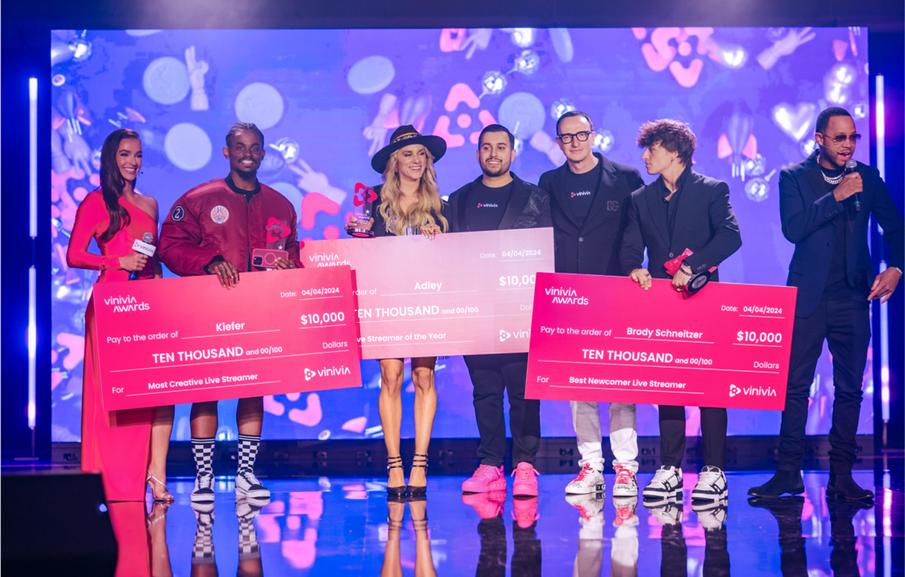 vinivia, bfa, jorgemezaphotos Vinivia Awards Preisverleihung: Gewinner:innen auf der Bühne mit großen pinken Schecks, umgeben von lebendigem Event-Design – Unerwartet Design