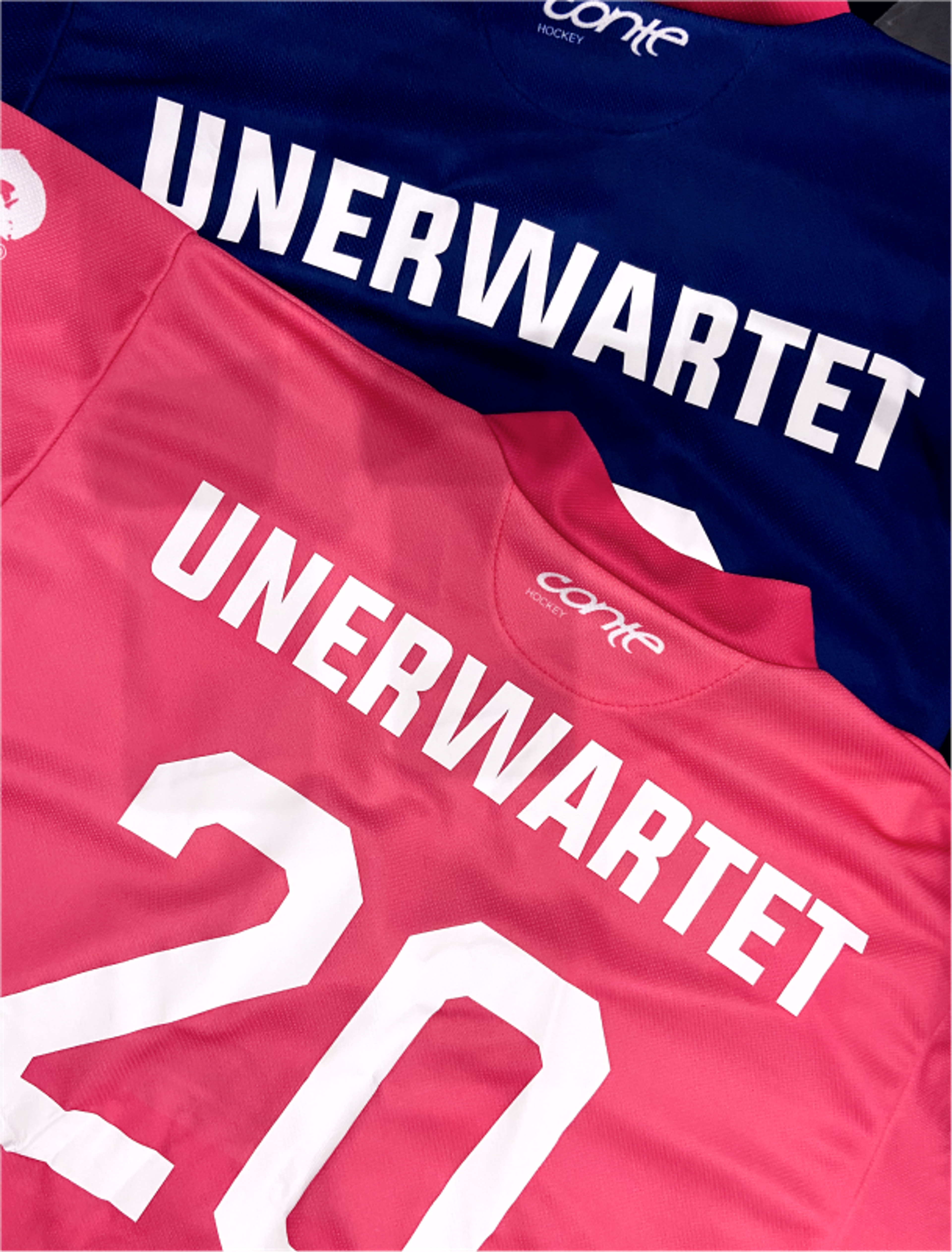 Individuell gestaltete Hockey-Trikots mit "Unerwartet"-Schriftzug, präsentiert als Dankeschön von Vinivia an die Design-Agentur – Unerwartet Design