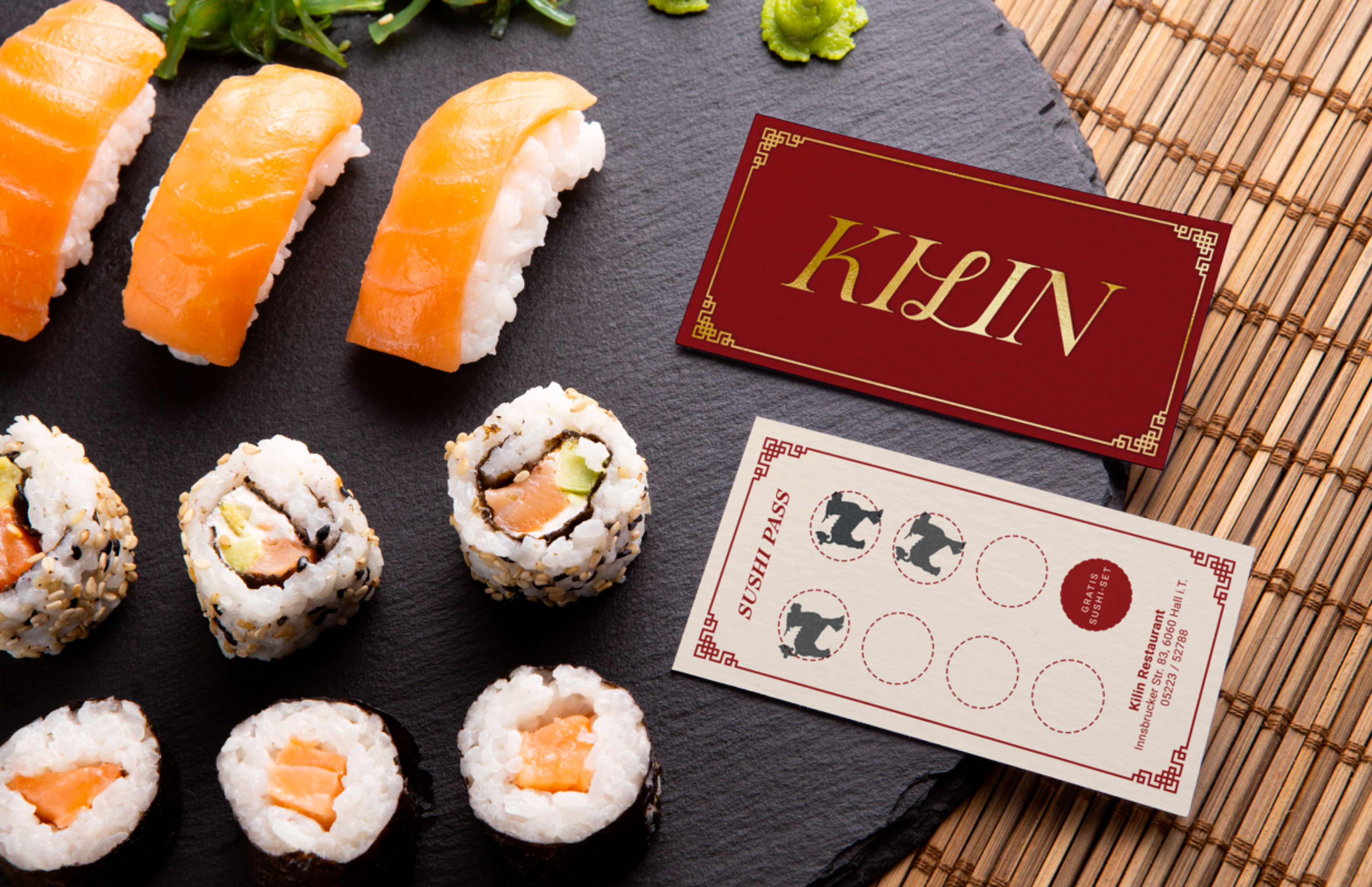 Edles Kundenbindungsprogramm des Kilin Restaurants mit stilvoller Stempelkarte und passender Visitenkarte in Rot und Gold. Hochwertiges Sushi-Branding mit traditionellem asiatischem Design, begleitet von frischem Nigiri und Maki-Rollen. Perfekte Marketingstrategie für Premium-Gastronomie und exklusive Restaurantkonzepte. Umsetzung durch Unerwartet Branding und Design OG aus Graz, Österreich.