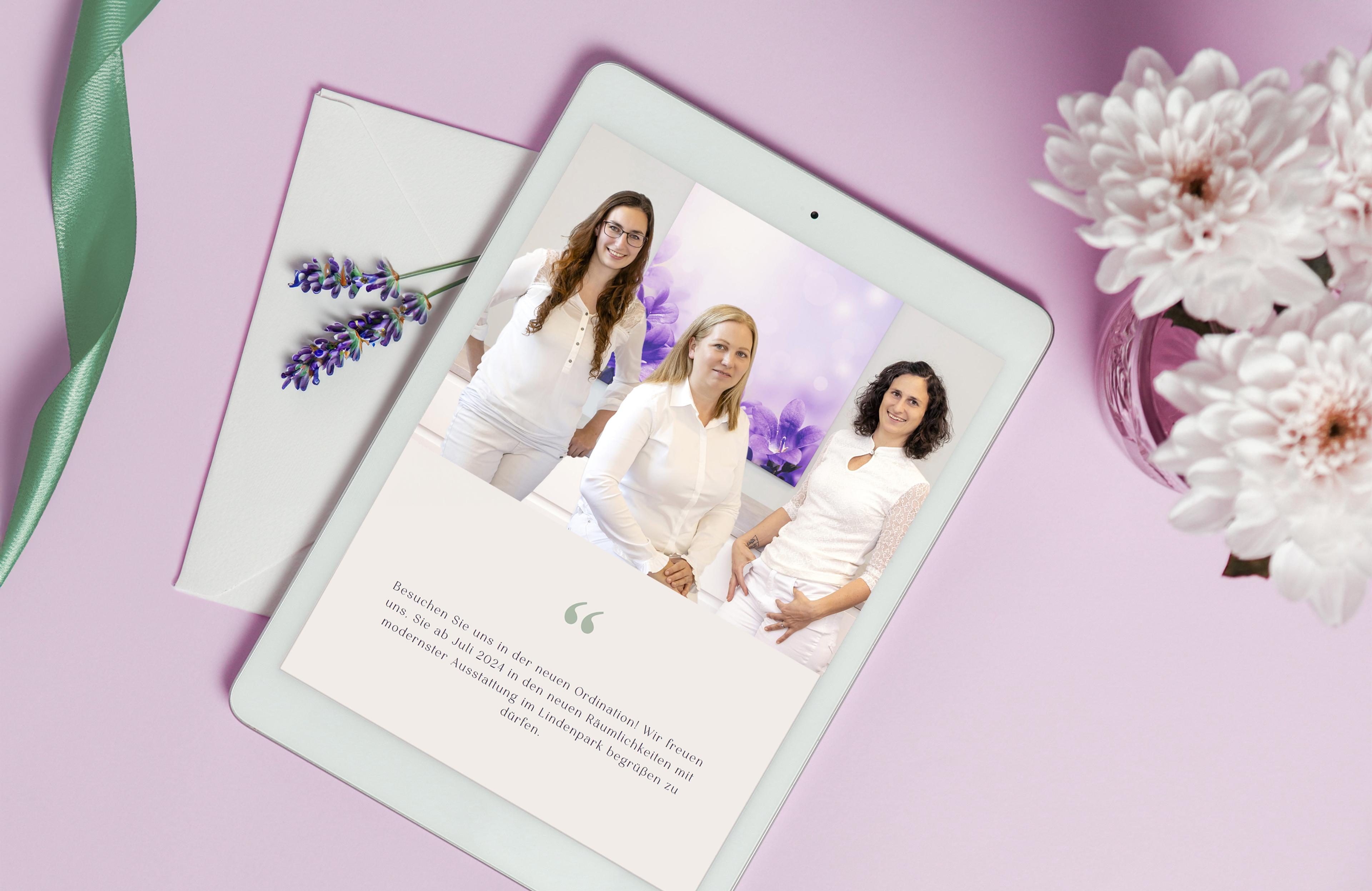 Tablet mit geöffneter Website von Dr. med. Gerhild Weiß, Gynäkologie und Geburtshilfe, in sanften Flieder- und Salbeigrün-Tönen gestaltet.