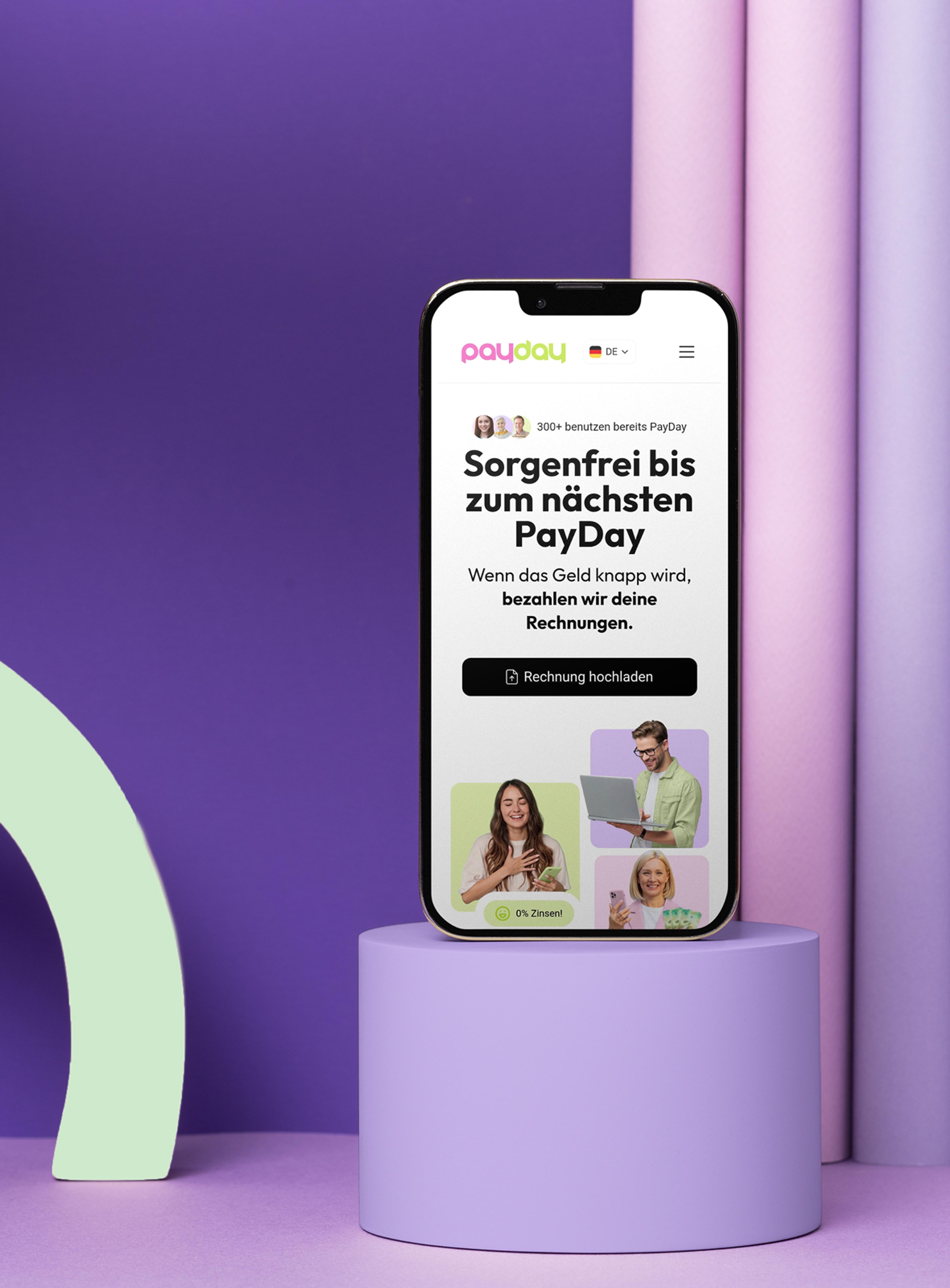 PayDay Website Mobile - Handy auf Holztisch