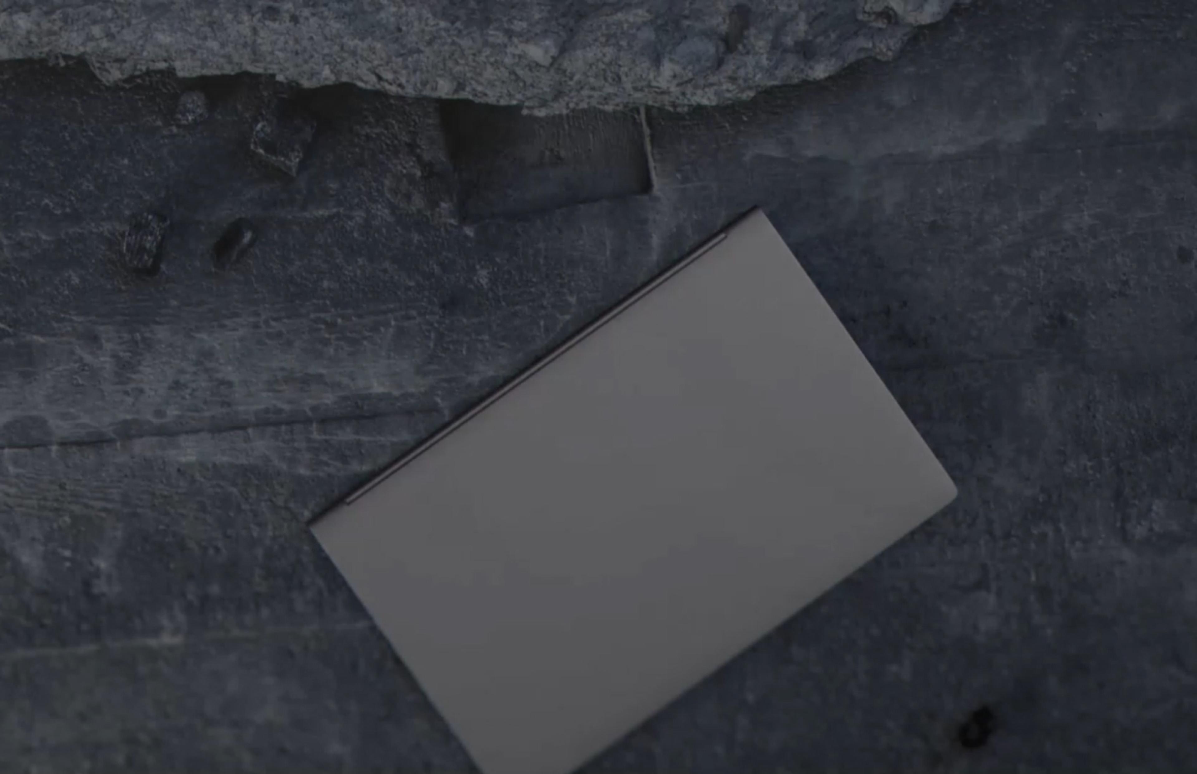 Laptop öffnet sich und zeit das UI Design von Magna Eingangsportal Webseite, gestaltet von Unerwartet Design
