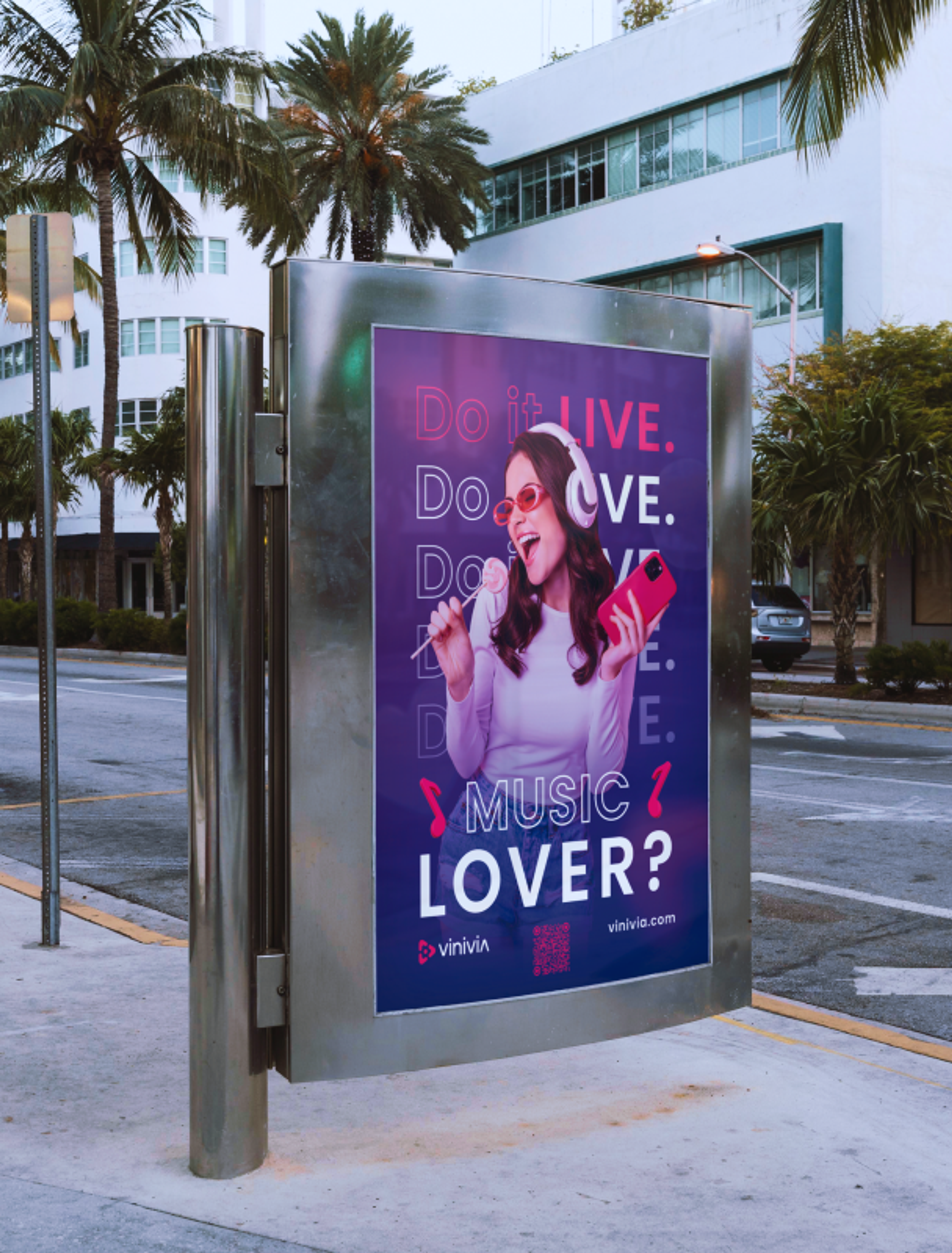 Bushaltestellen-Werbung in Los Angeles: 'Music Lover?' Vinivia-Plakat spricht Musikliebhaber:innen an und bewirbt die Livestreaming-App – Unerwartet Design