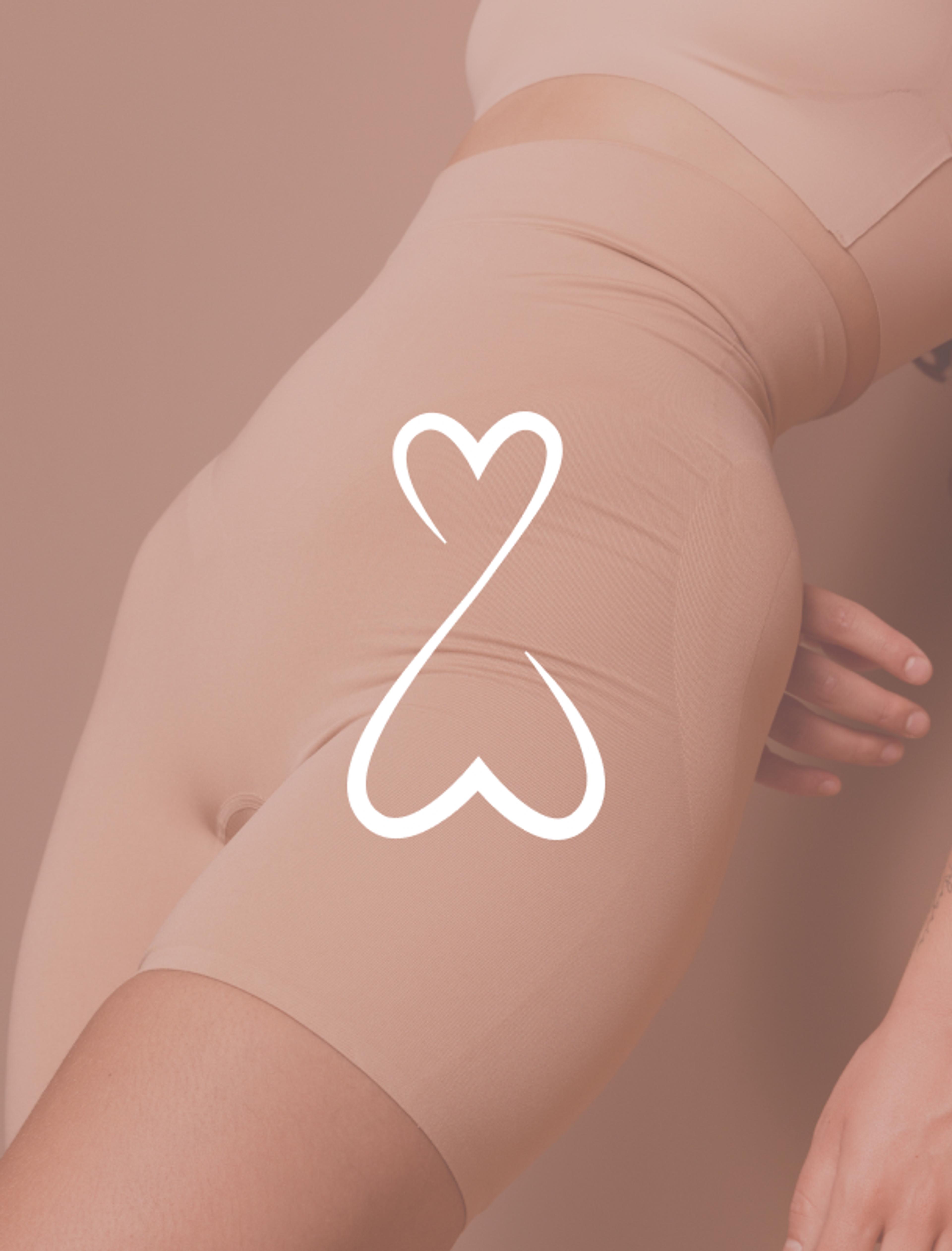 Nahaufnahme von hautfarbener Shapewear mit Wonder Waist Symbol – Eine Frau trägt formende Shorts in Nude-Ton, mit dem Wonder Waist Logo in Weiß über das Bild gelegt. Das Design betont eine schmeichelhafte Silhouette.