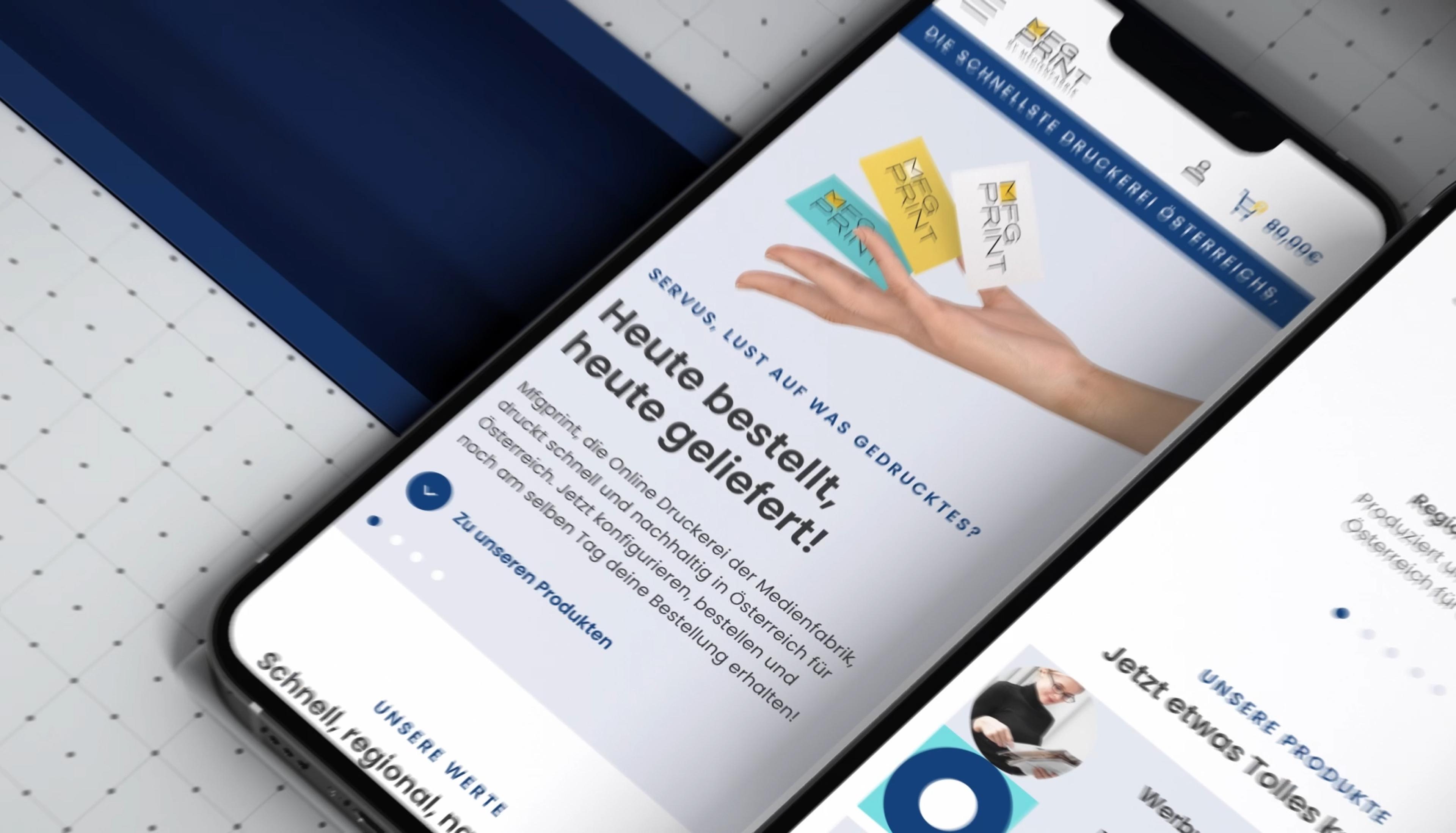 Ein Smartphone mit der mfgprint-Website auf dem Display, das schnelle Bestellungen, moderne Typografie und optimierte Nutzerführung zeigt.