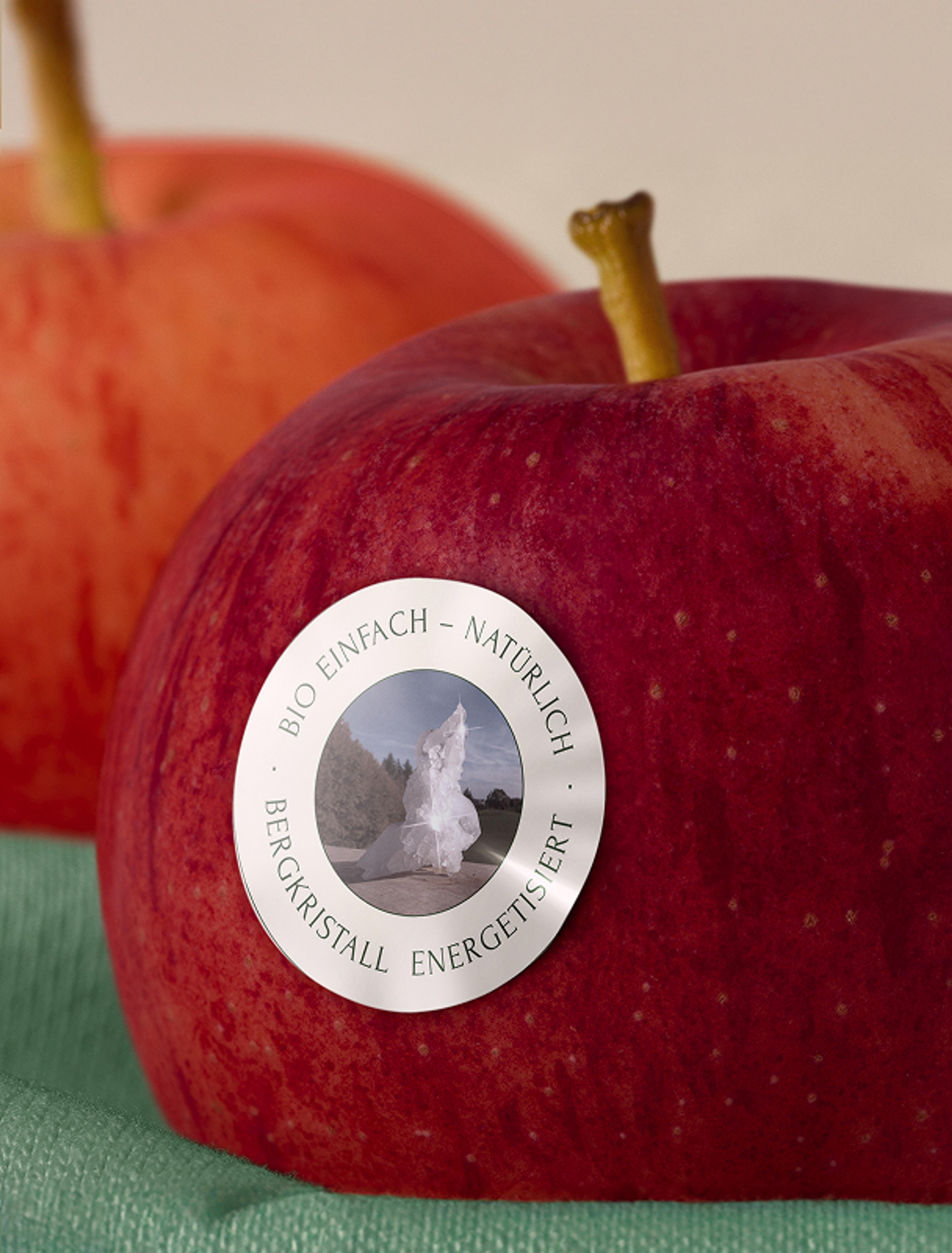 Nahaufnahme eines roten Apfels mit dem Bioobst Logo.